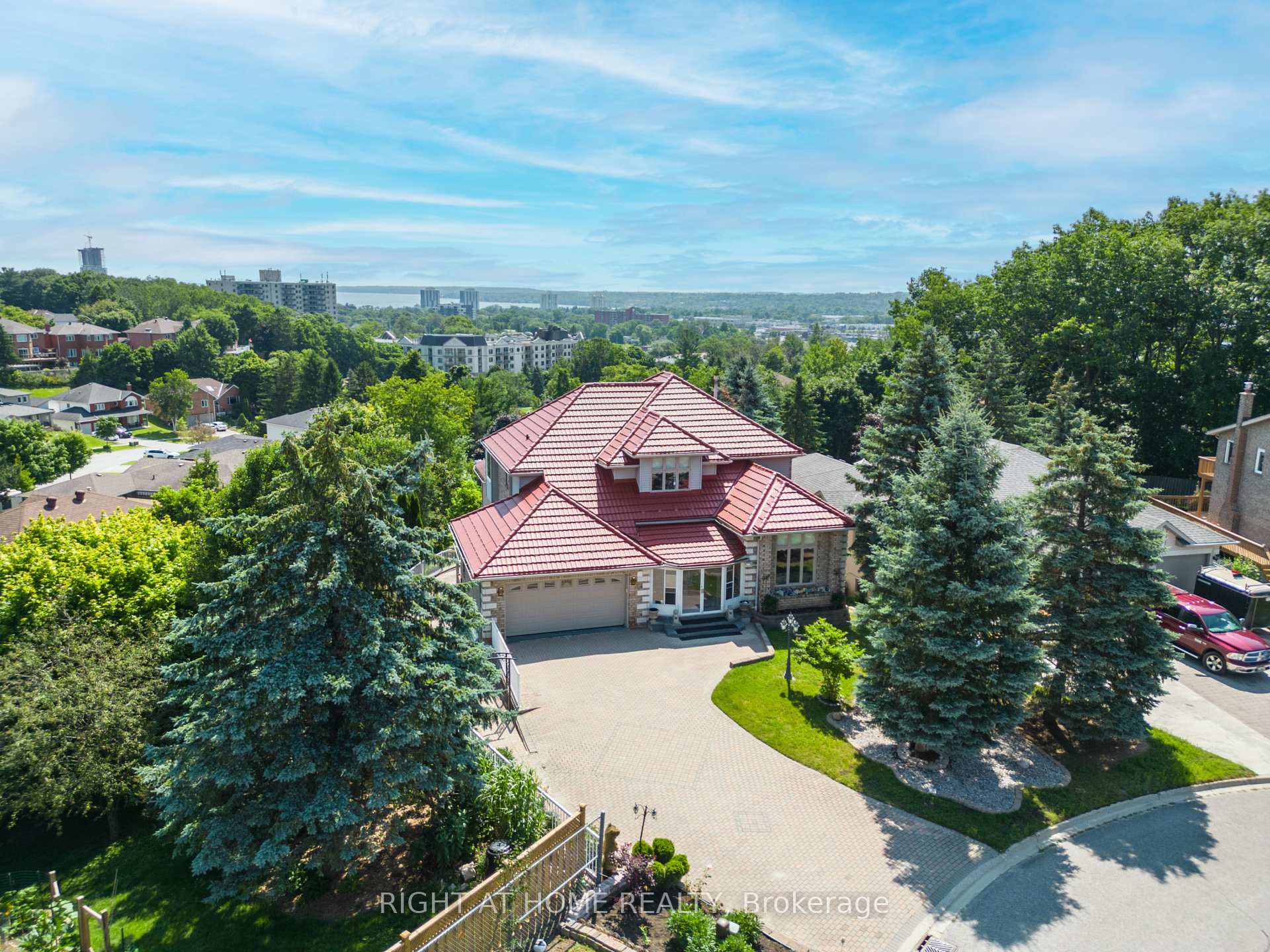 Photo 10 of 11 Thackeray Crescent, Barrie, Letitia Heights — HOMEH