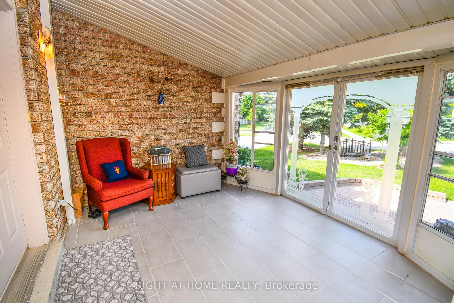 Photo 14 of 11 Thackeray Crescent, Barrie, Letitia Heights — HOMEH