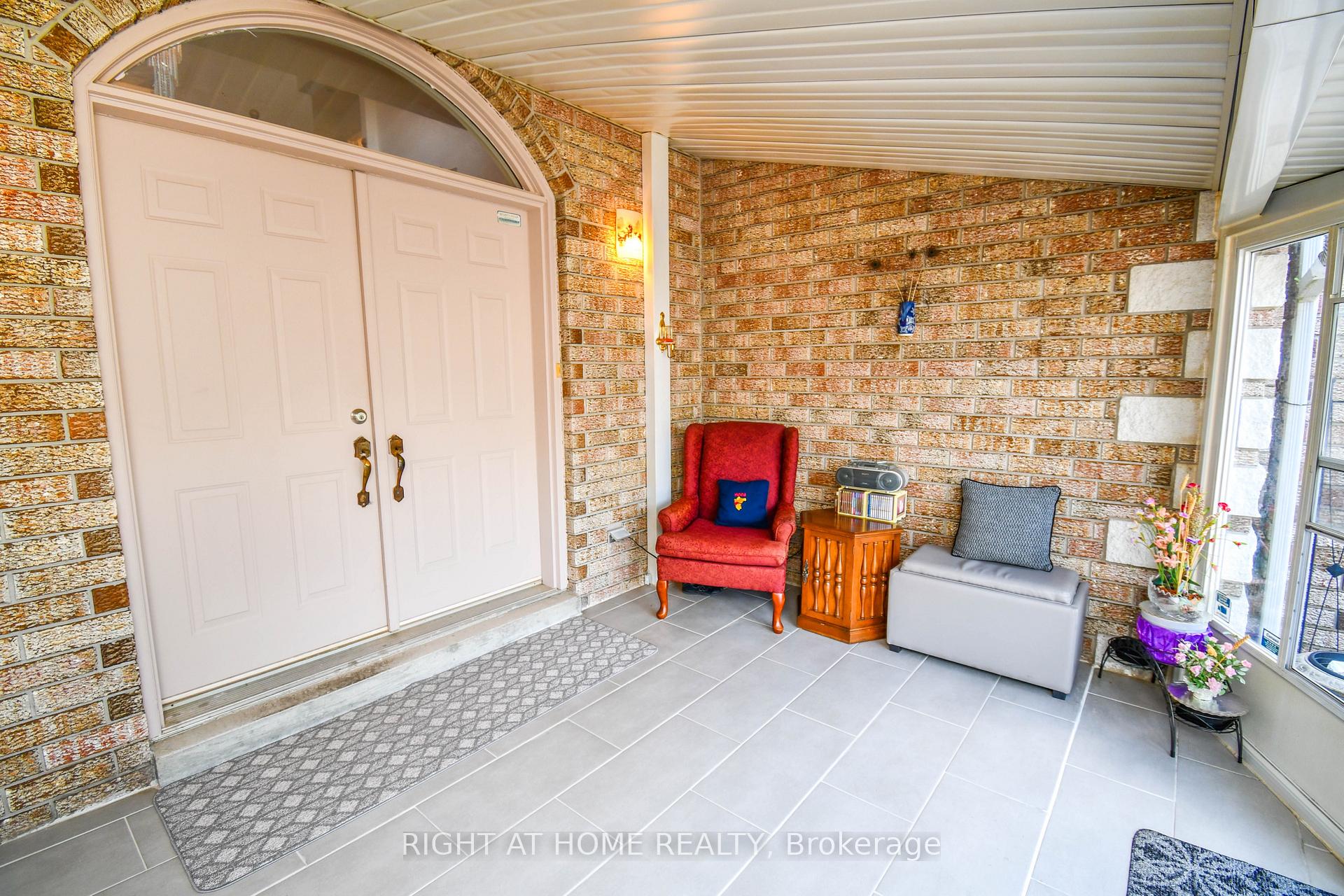 Photo 15 of 11 Thackeray Crescent, Barrie, Letitia Heights — HOMEH
