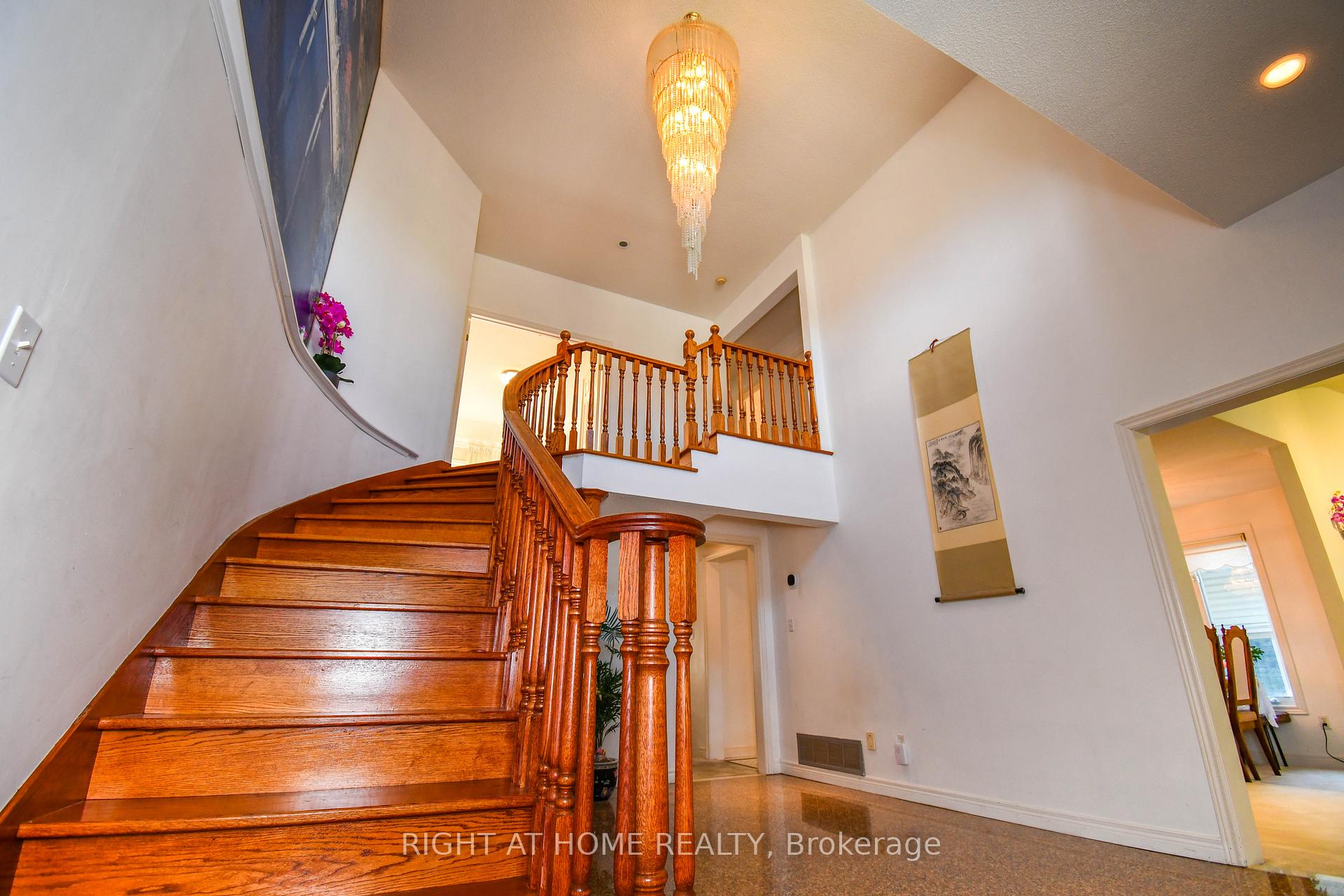 Photo 16 of 11 Thackeray Crescent, Barrie, Letitia Heights — HOMEH