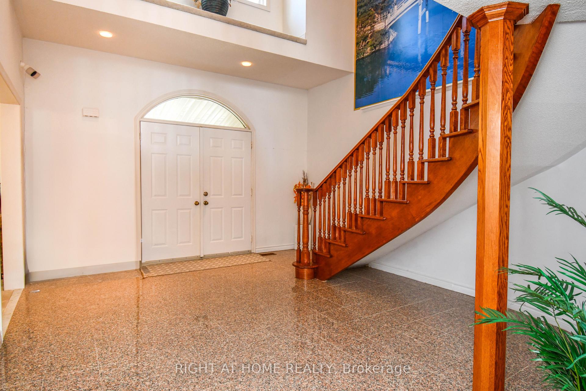 Photo 17 of 11 Thackeray Crescent, Barrie, Letitia Heights — HOMEH