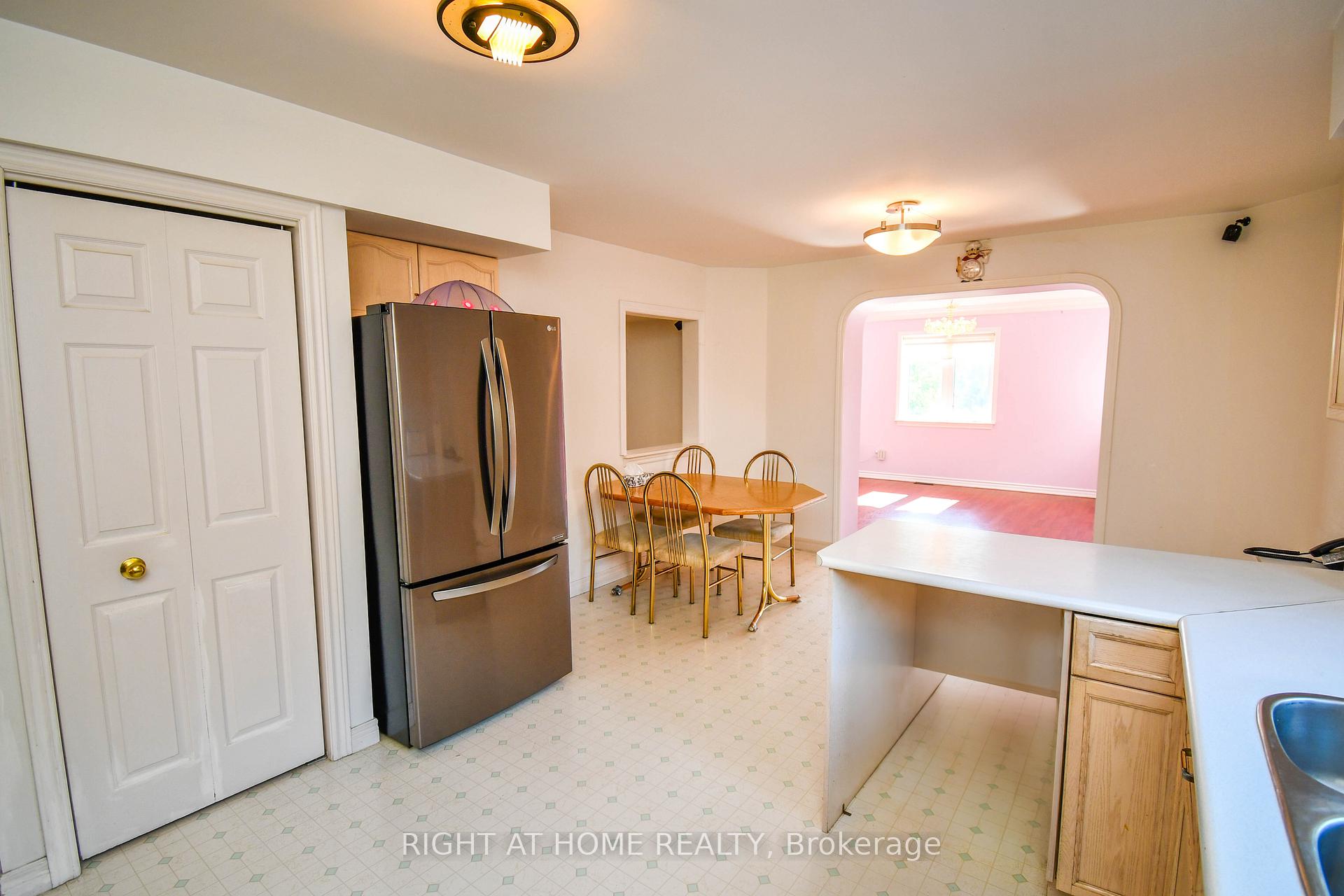 Photo 20 of 11 Thackeray Crescent, Barrie, Letitia Heights — HOMEH