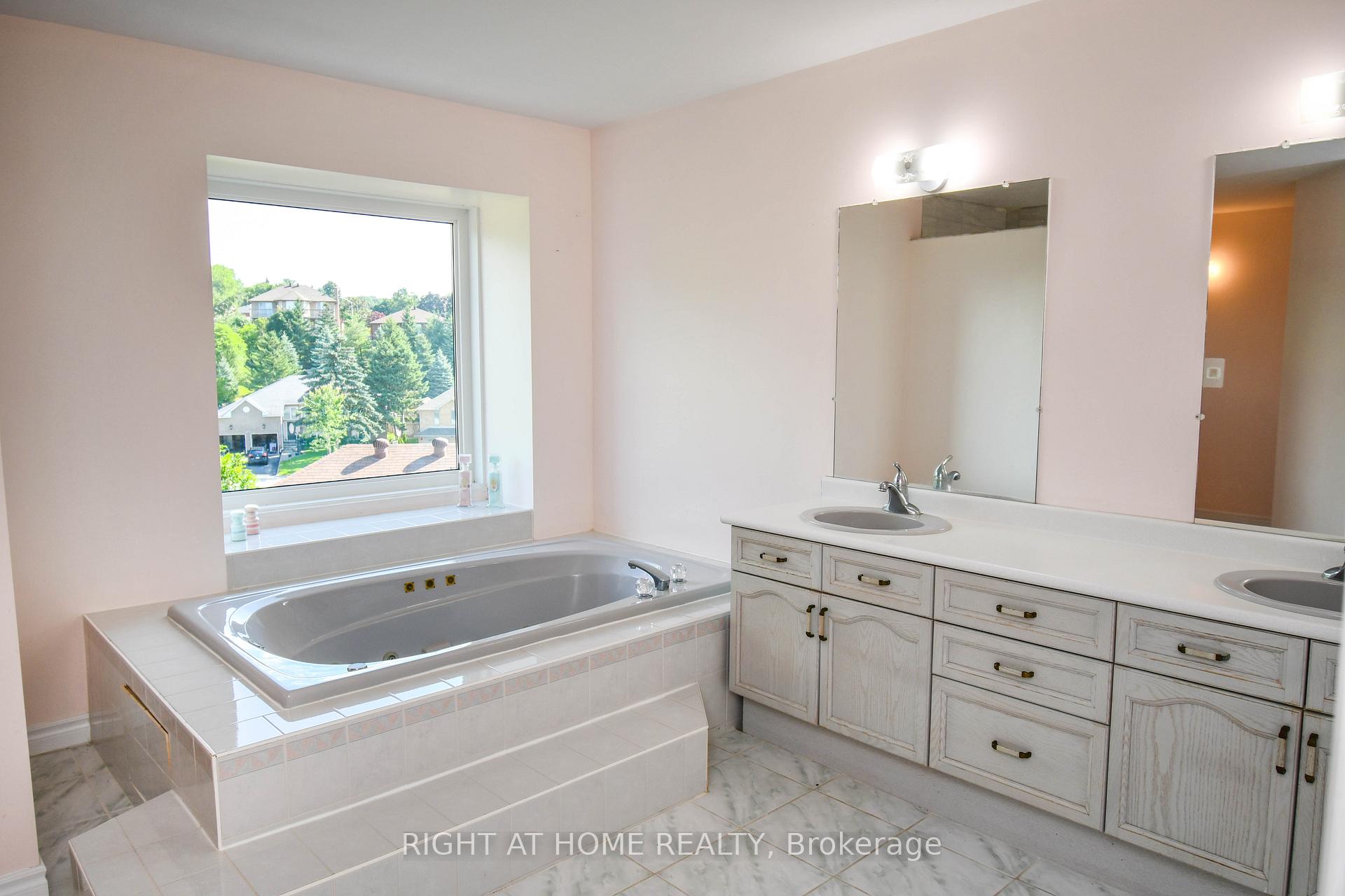 Photo 23 of 11 Thackeray Crescent, Barrie, Letitia Heights — HOMEH