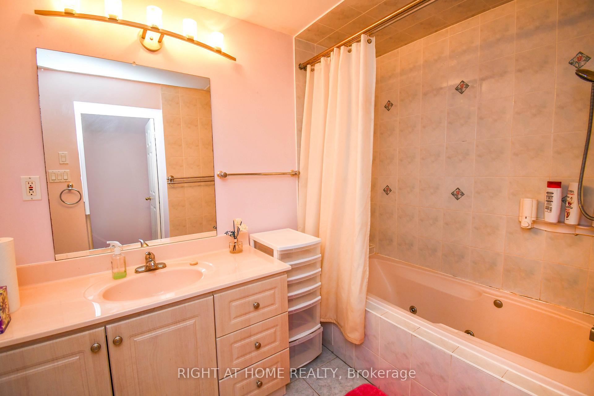 Photo 33 of 11 Thackeray Crescent, Barrie, Letitia Heights — HOMEH