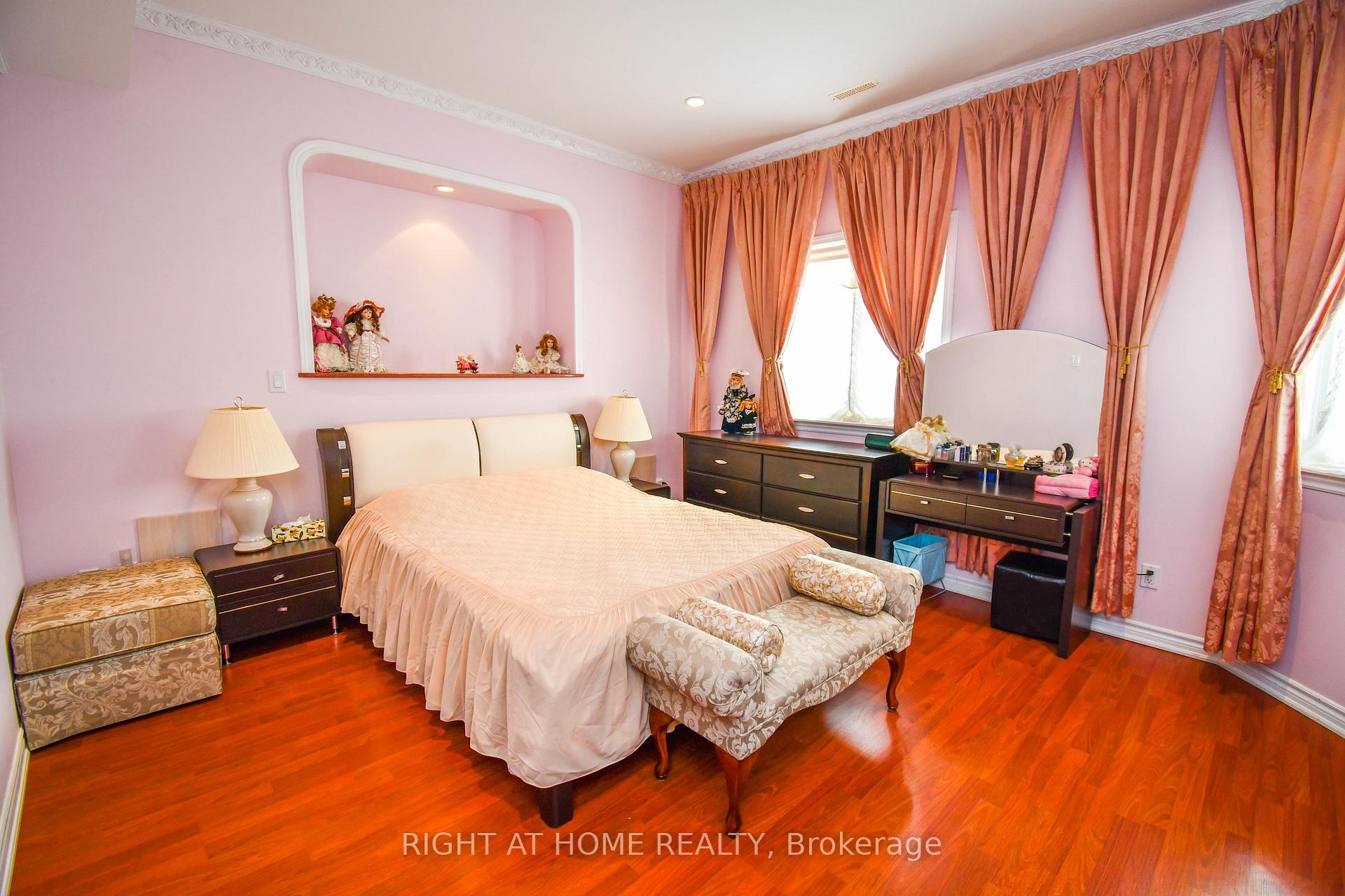 Photo 36 of 11 Thackeray Crescent, Barrie, Letitia Heights — HOMEH