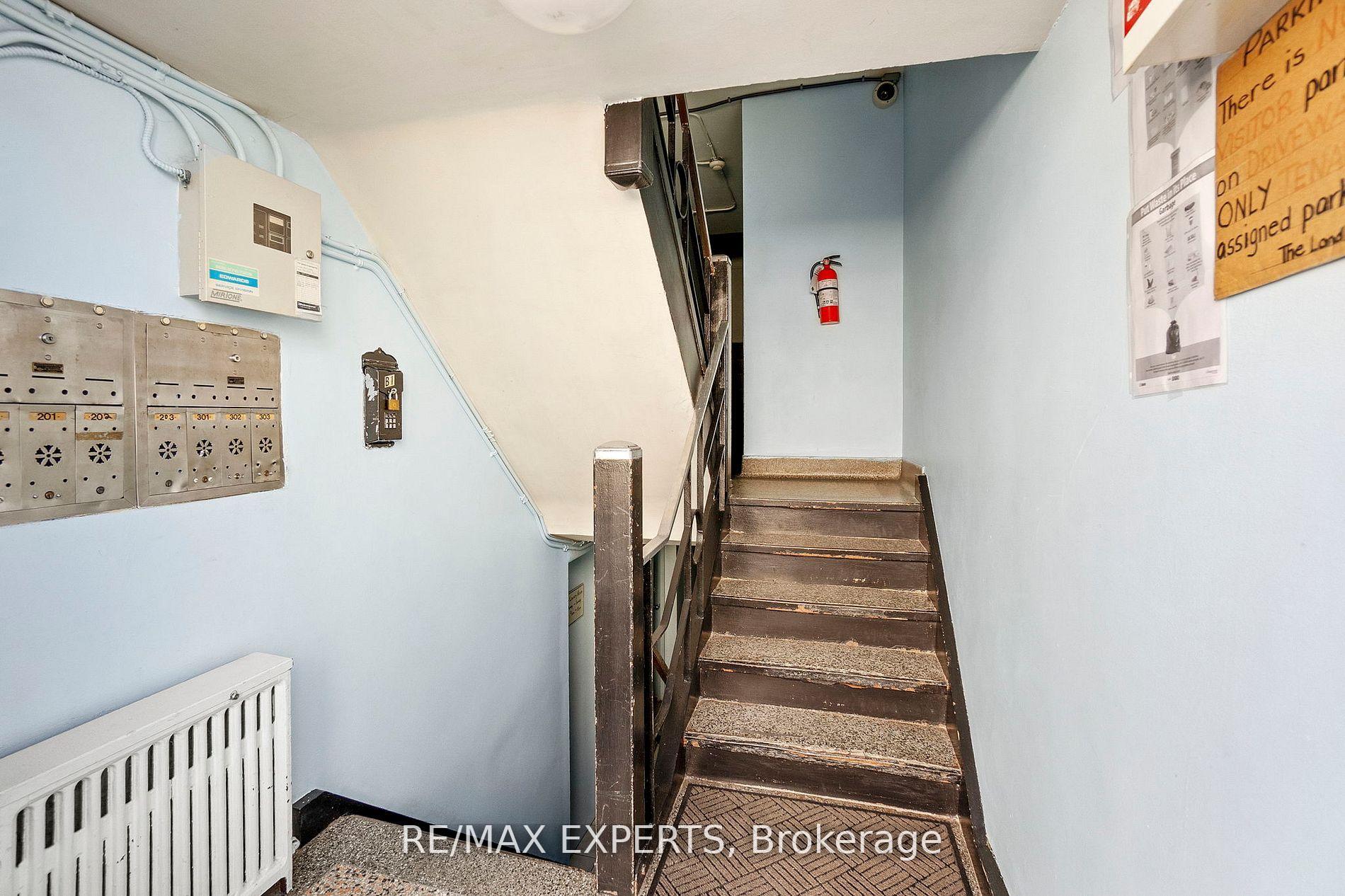 Photo 5 of Unit 101, 3261A Lakeshore Boulevard W, Etobicoke, Long Branch — HOMEH