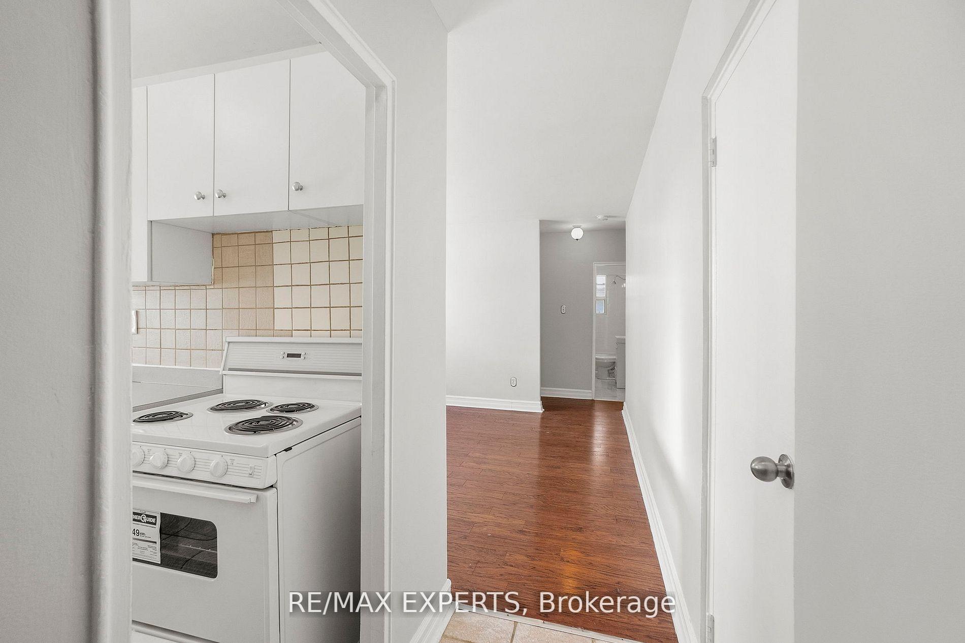 Photo 7 of Unit 101, 3261A Lakeshore Boulevard W, Etobicoke, Long Branch — HOMEH