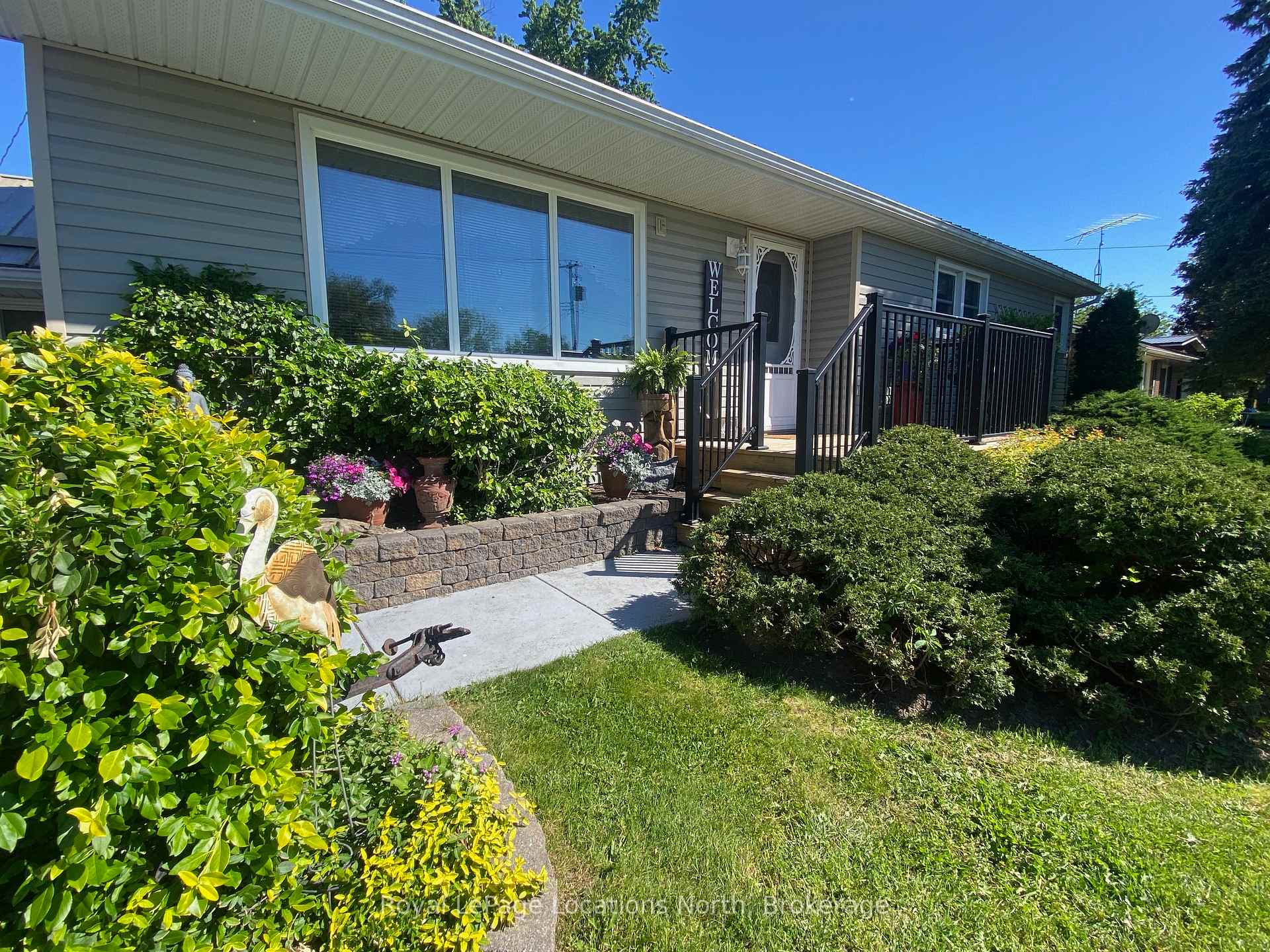 Photo 2 of 227 Superior Street, Clearview, Stayner — HOMEH