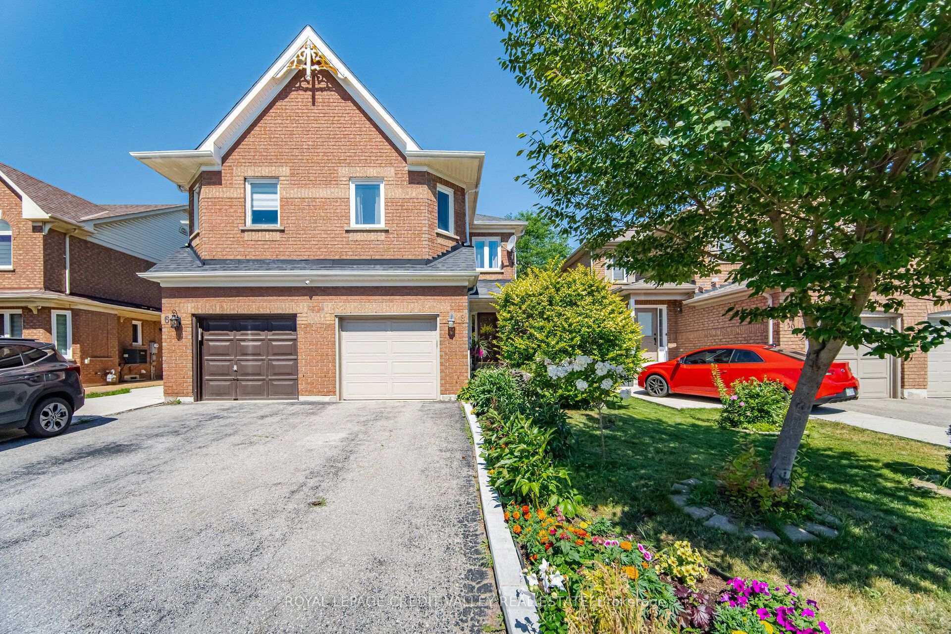 Photo 2 of 8 Pressed Brick Drive, Brampton, Brampton North — HOMEH