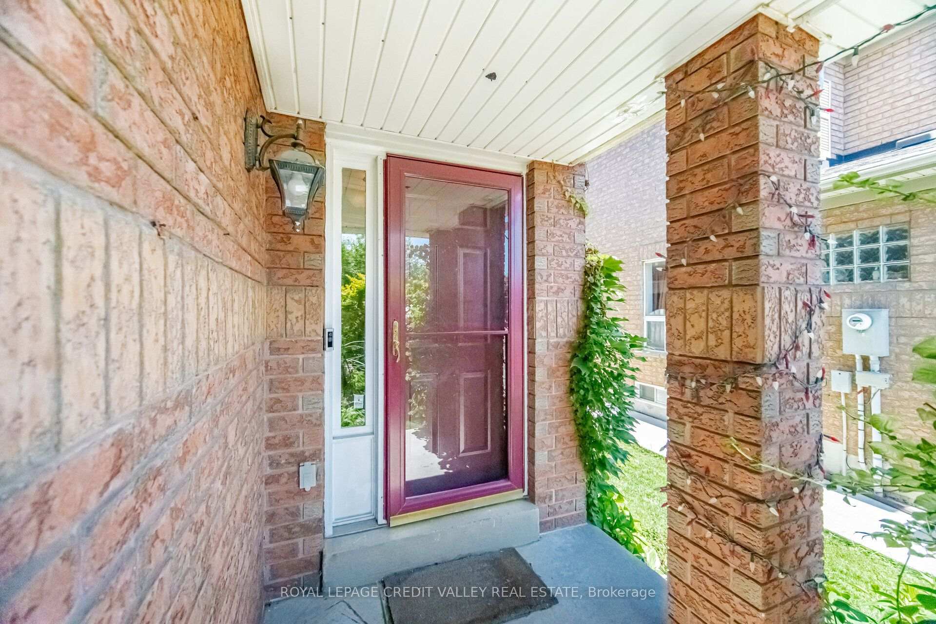 Photo 4 of 8 Pressed Brick Drive, Brampton, Brampton North — HOMEH