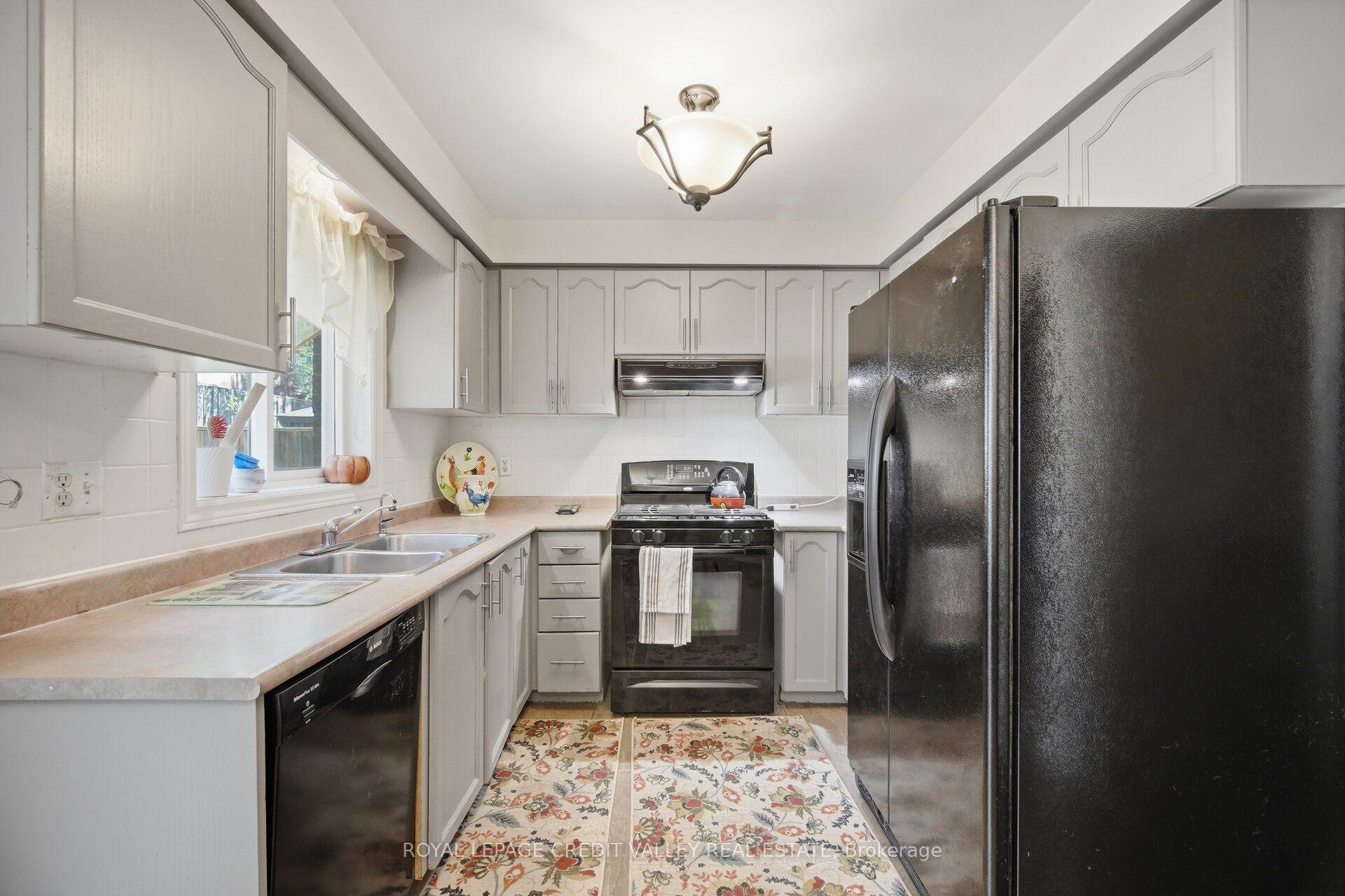 Photo 12 of 8 Pressed Brick Drive, Brampton, Brampton North — HOMEH