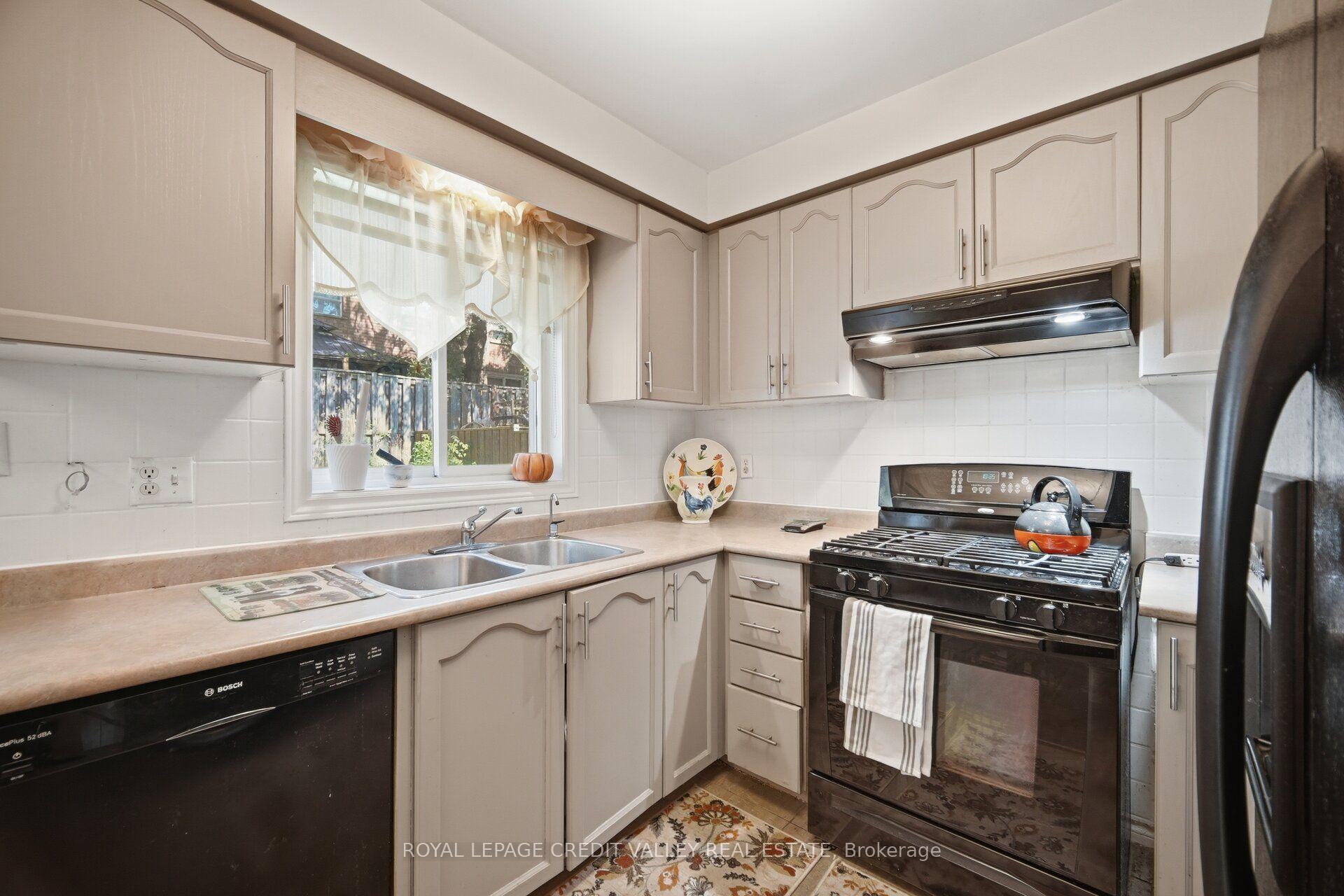Photo 13 of 8 Pressed Brick Drive, Brampton, Brampton North — HOMEH
