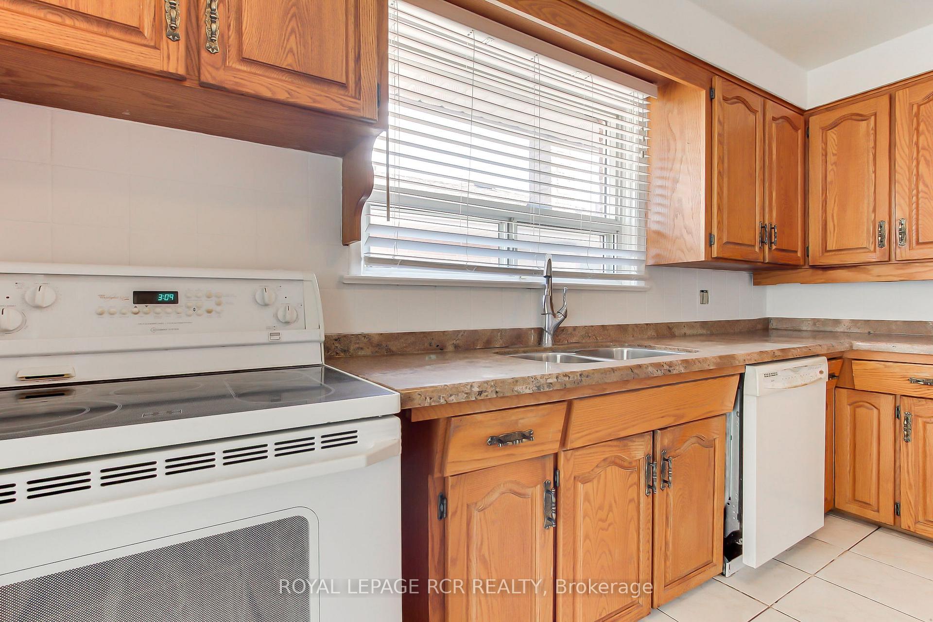 Photo 16 of 77 Alhart Drive, Etobicoke, Thistletown-Beaumonde Heights — HOMEH