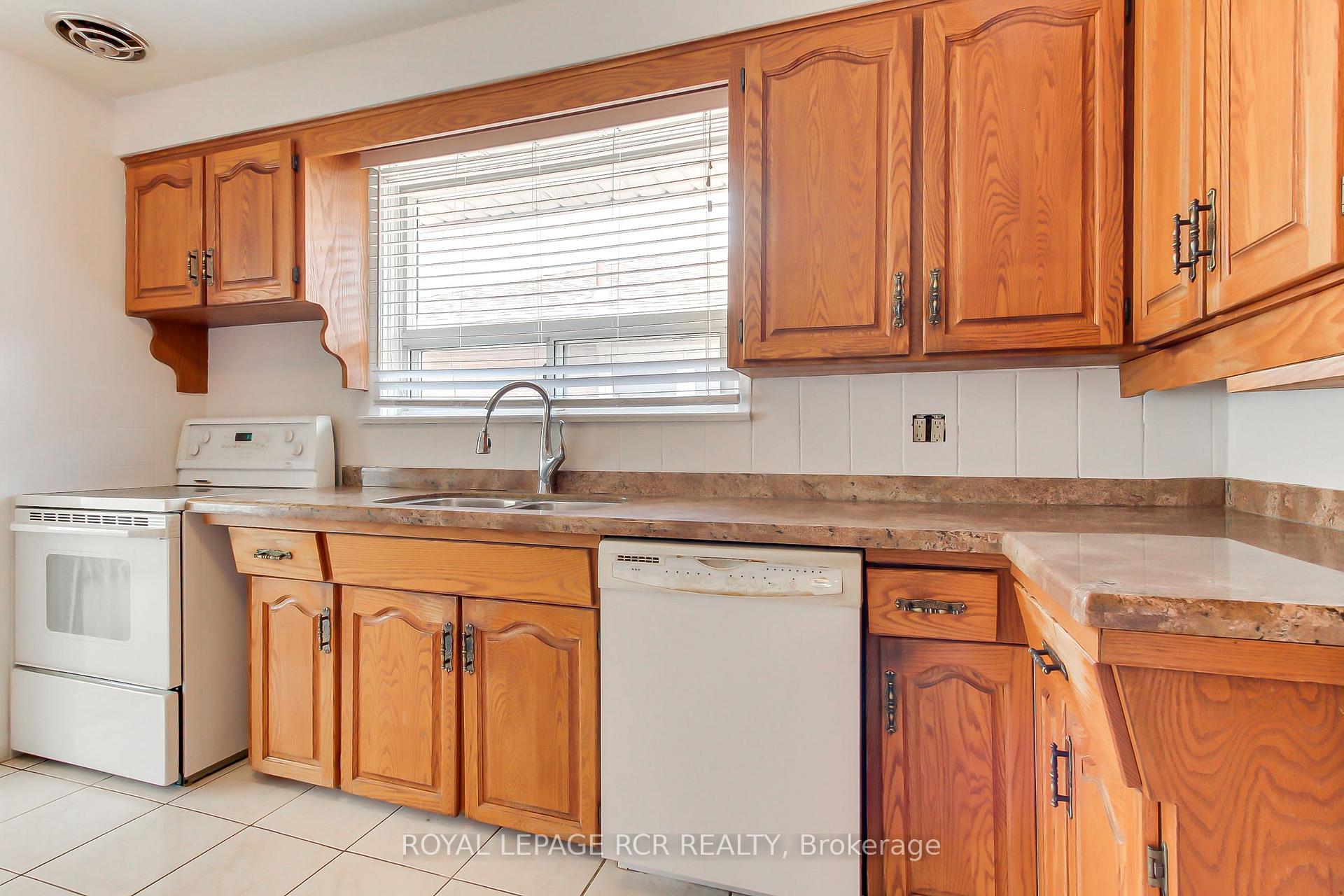Photo 17 of 77 Alhart Drive, Etobicoke, Thistletown-Beaumonde Heights — HOMEH