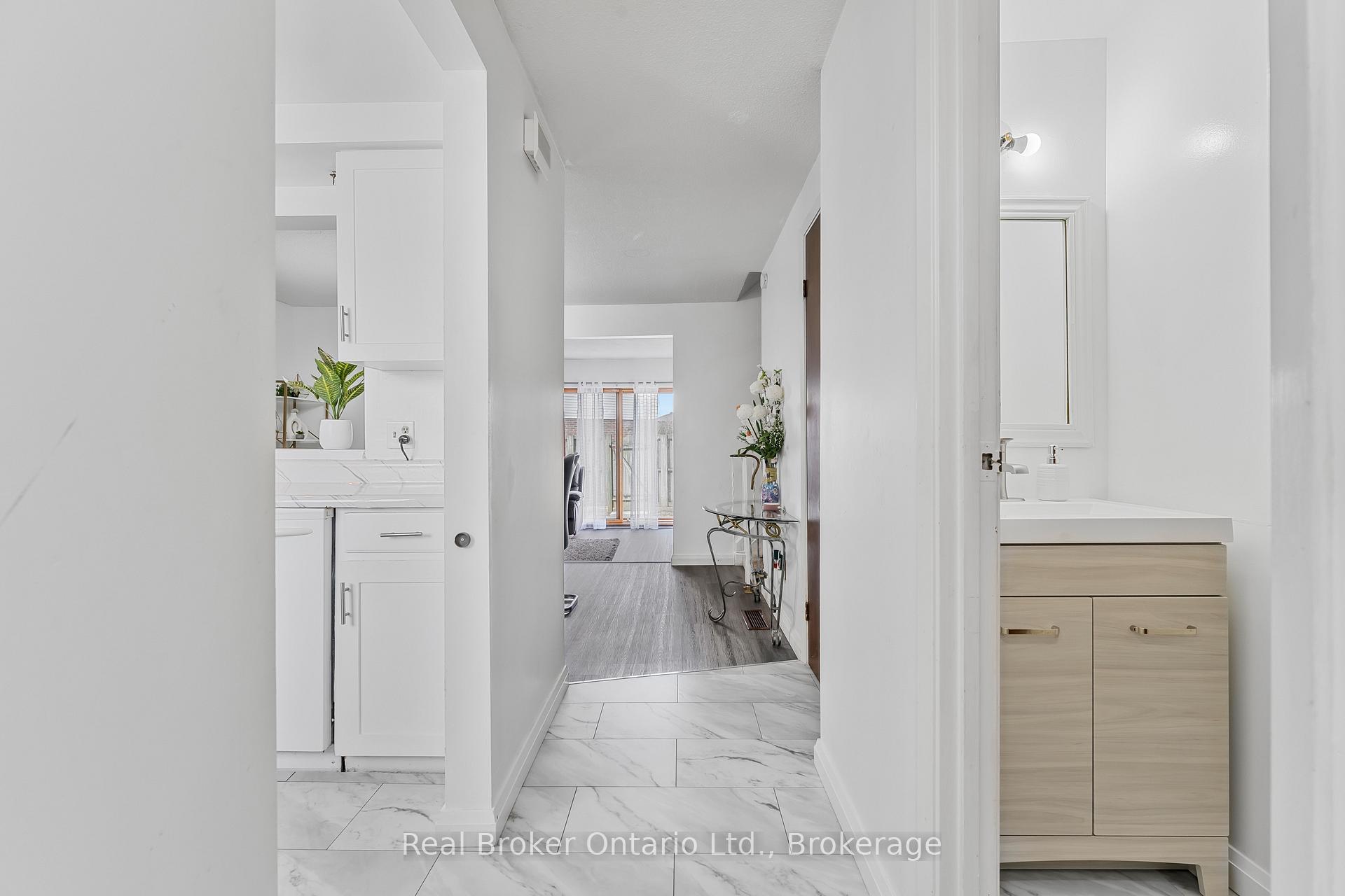 Photo 2 of Unit 8, 5982 Dunn Street, Niagara Falls, Arad/Fallsview — HOMEH