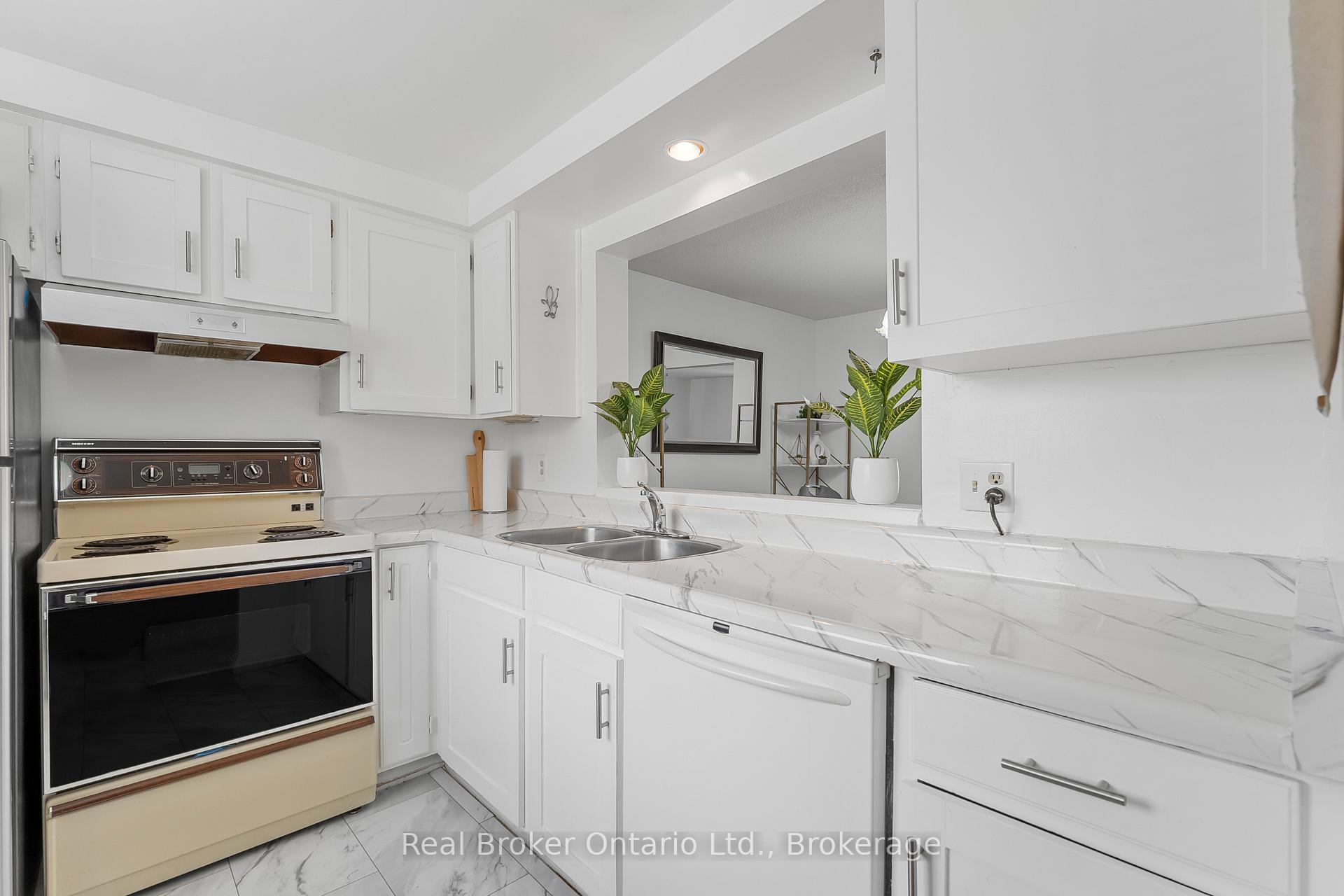 Photo 6 of Unit 8, 5982 Dunn Street, Niagara Falls, Arad/Fallsview — HOMEH