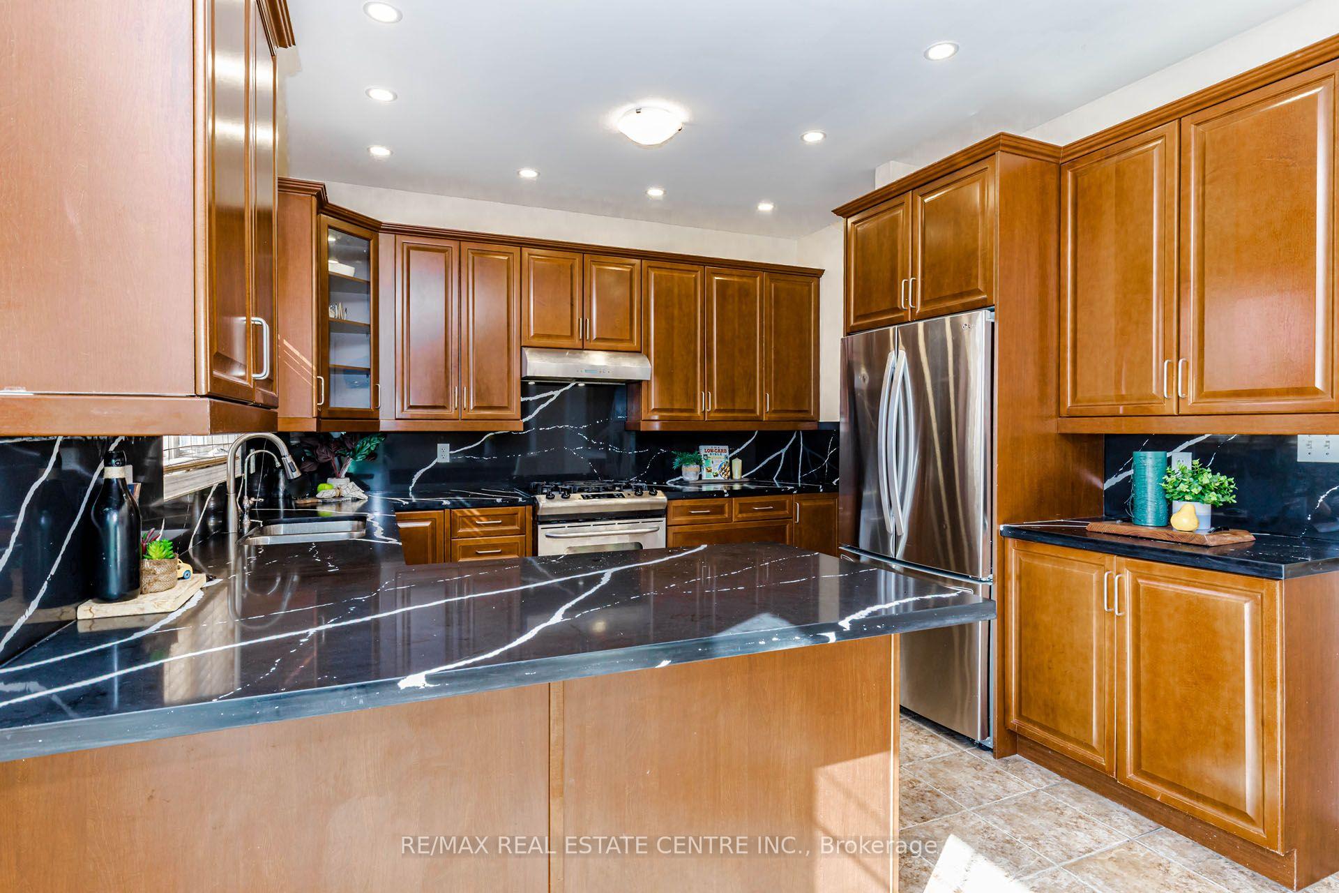Photo 11 of 14 Alboreto Way, Brampton, Credit Valley — HOMEH