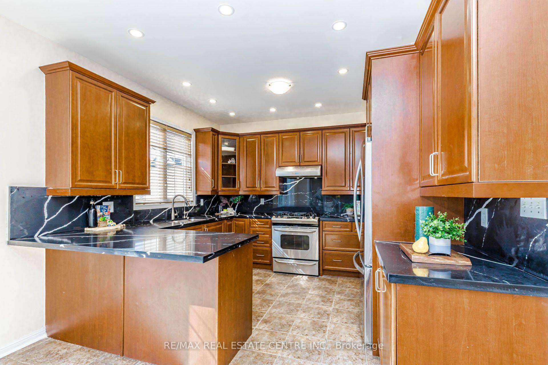 Photo 12 of 14 Alboreto Way, Brampton, Credit Valley — HOMEH