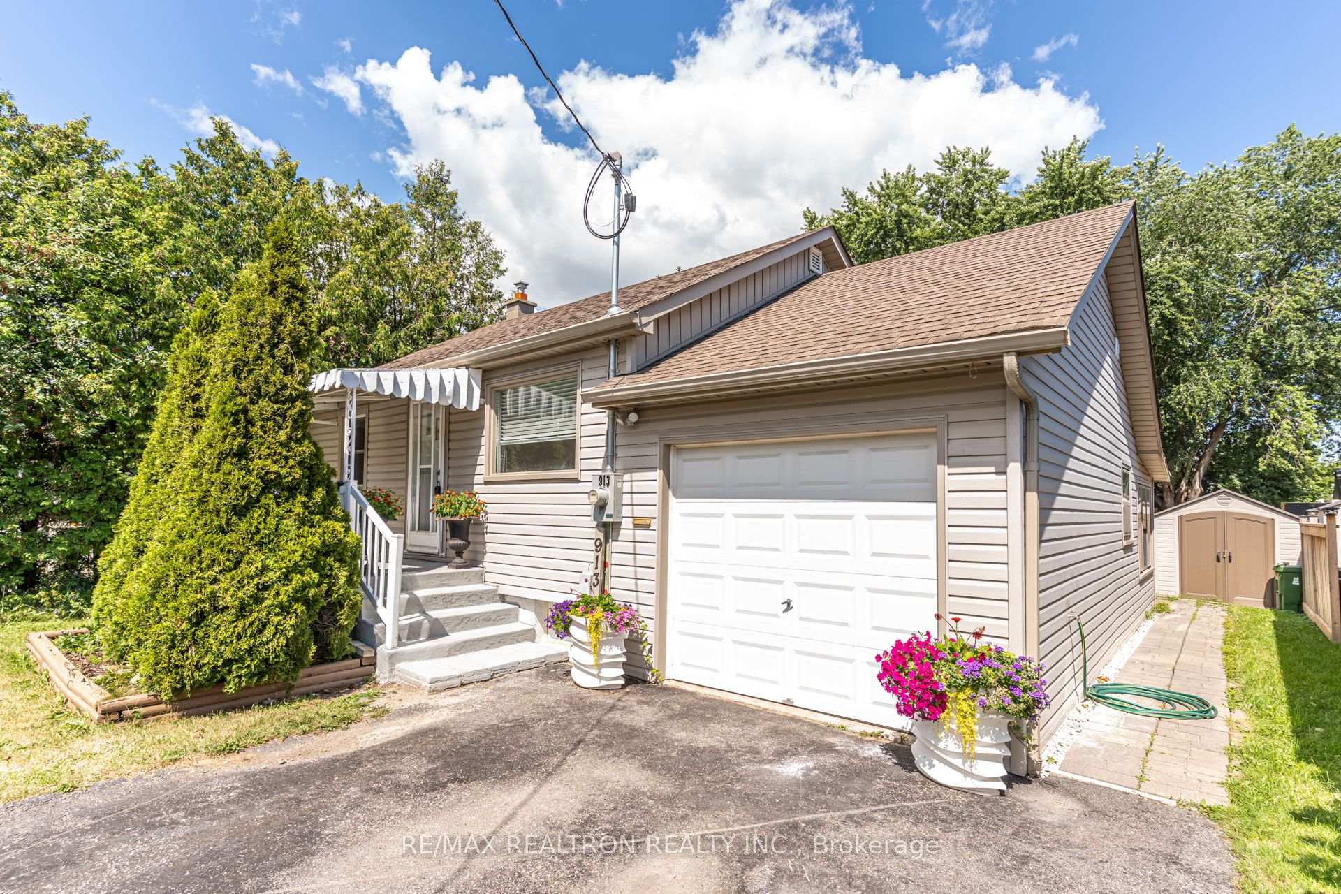 Photo 2 of 913 Pickering Beach Road, Ajax, South West — HOMEH
