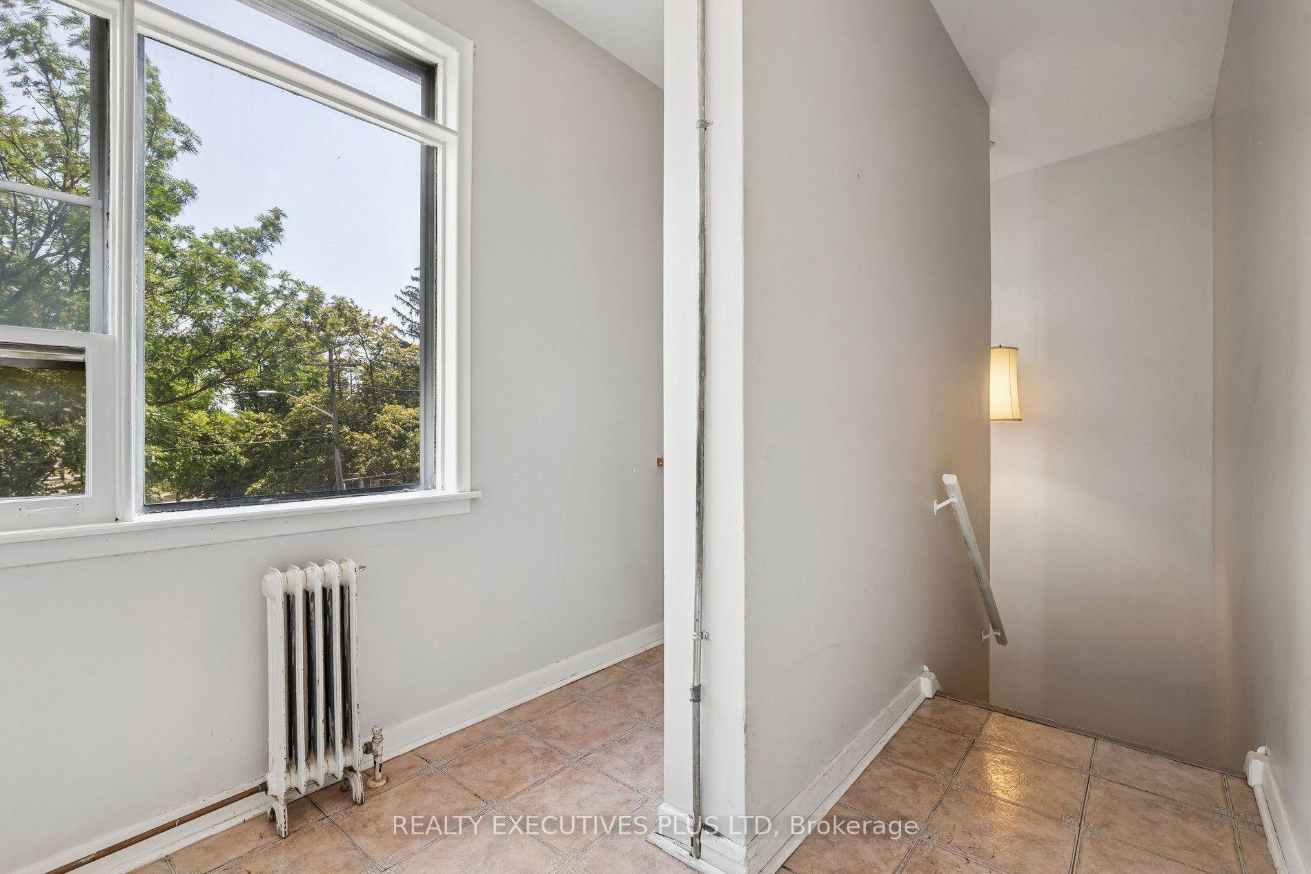 Photo 6 of 74 Calstock Drive, Etobicoke, Thistletown-Beaumonde Heights — HOMEH