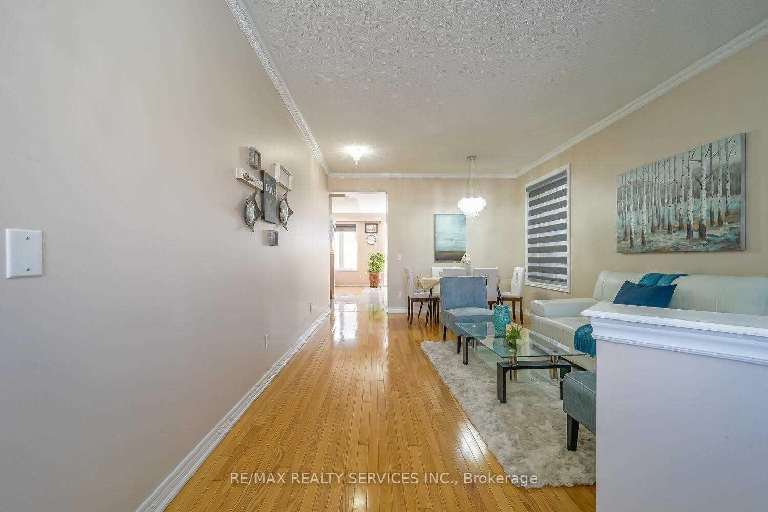 Photo 3 of 424 Sunny Meadow Boulevard, Brampton, Sandringham-Wellington — HOMEH