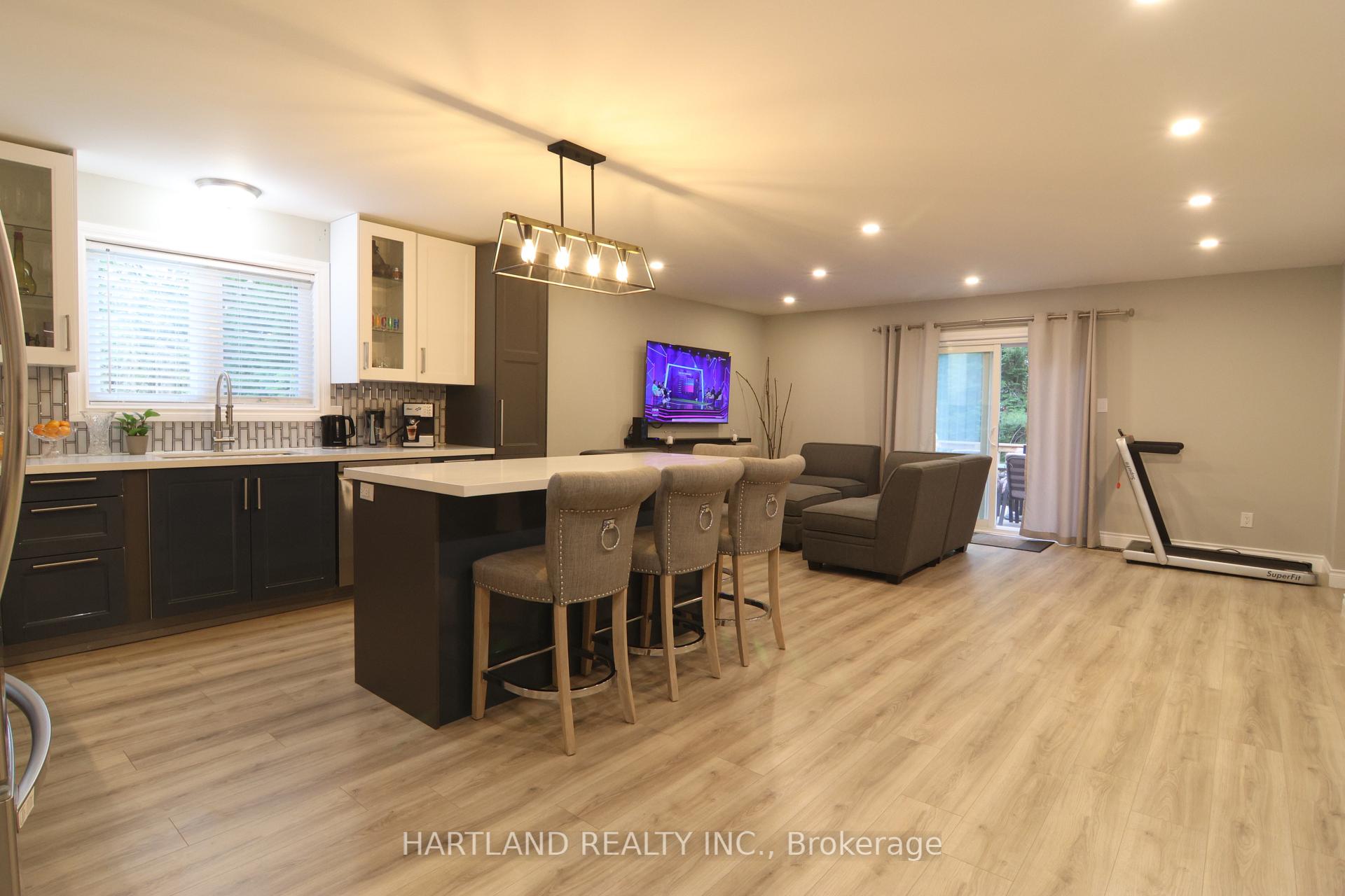 Photo 6 of 22 Berkely Street, Wasaga Beach — HOMEH