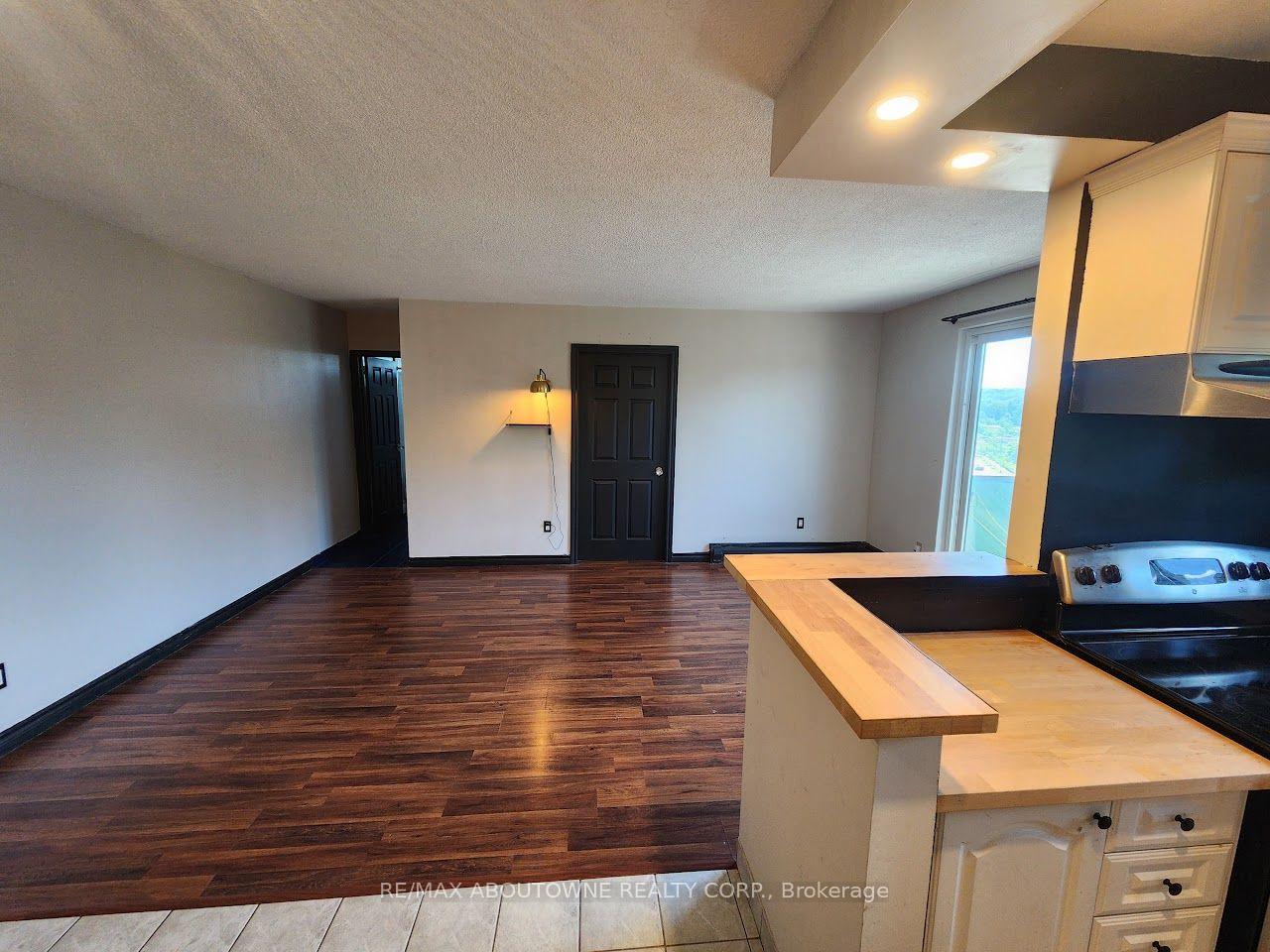 Photo 5 of Unit 51, 2373 King Street E, Hamilton, Glenview — HOMEH