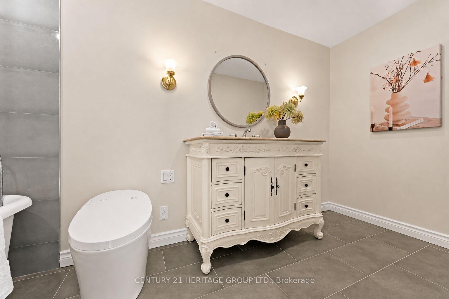 Photo 13 of Unit PH 1, 15390 Yonge Street, Aurora, Aurora Village — HOMEH