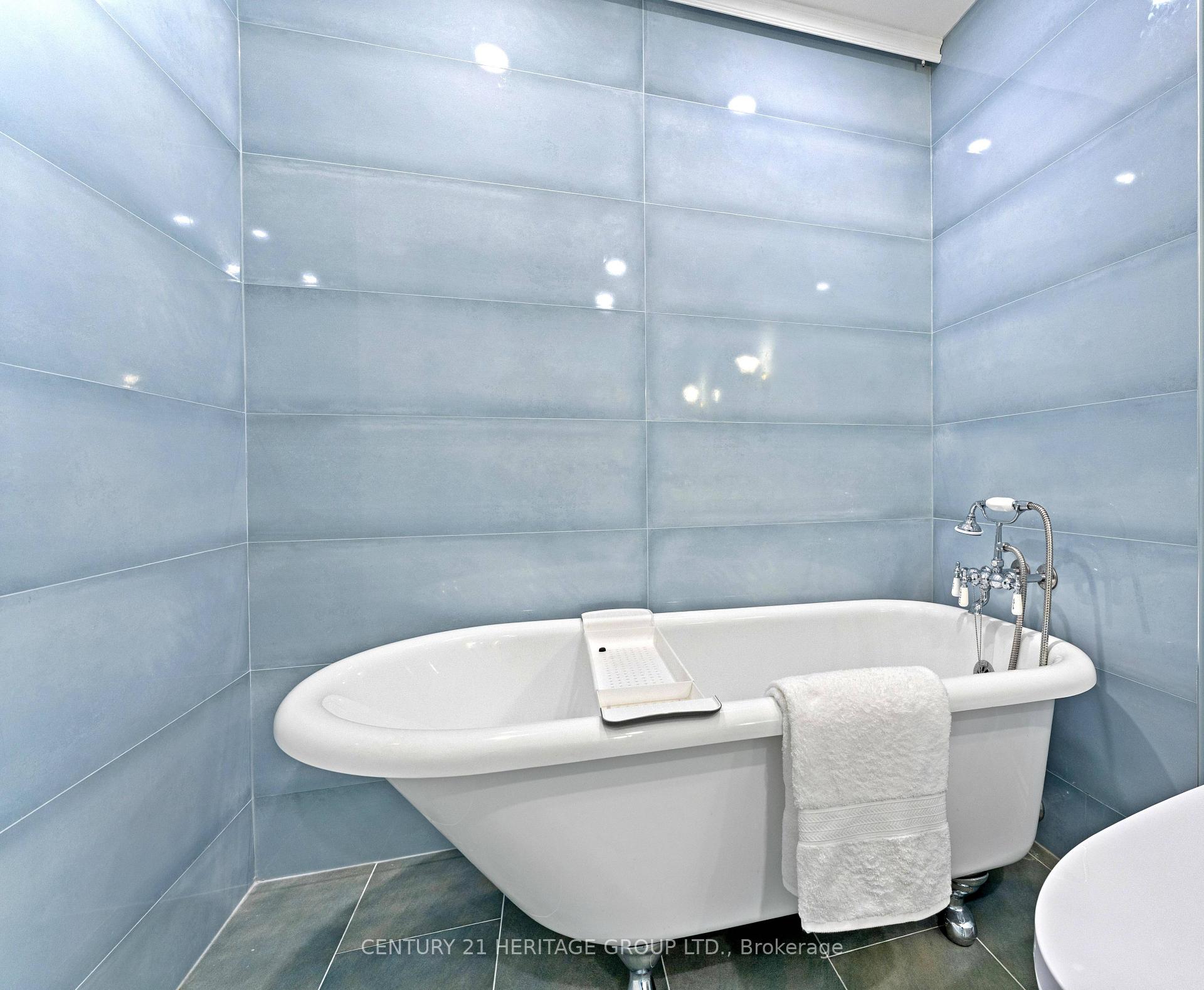 Photo 14 of Unit PH 1, 15390 Yonge Street, Aurora, Aurora Village — HOMEH