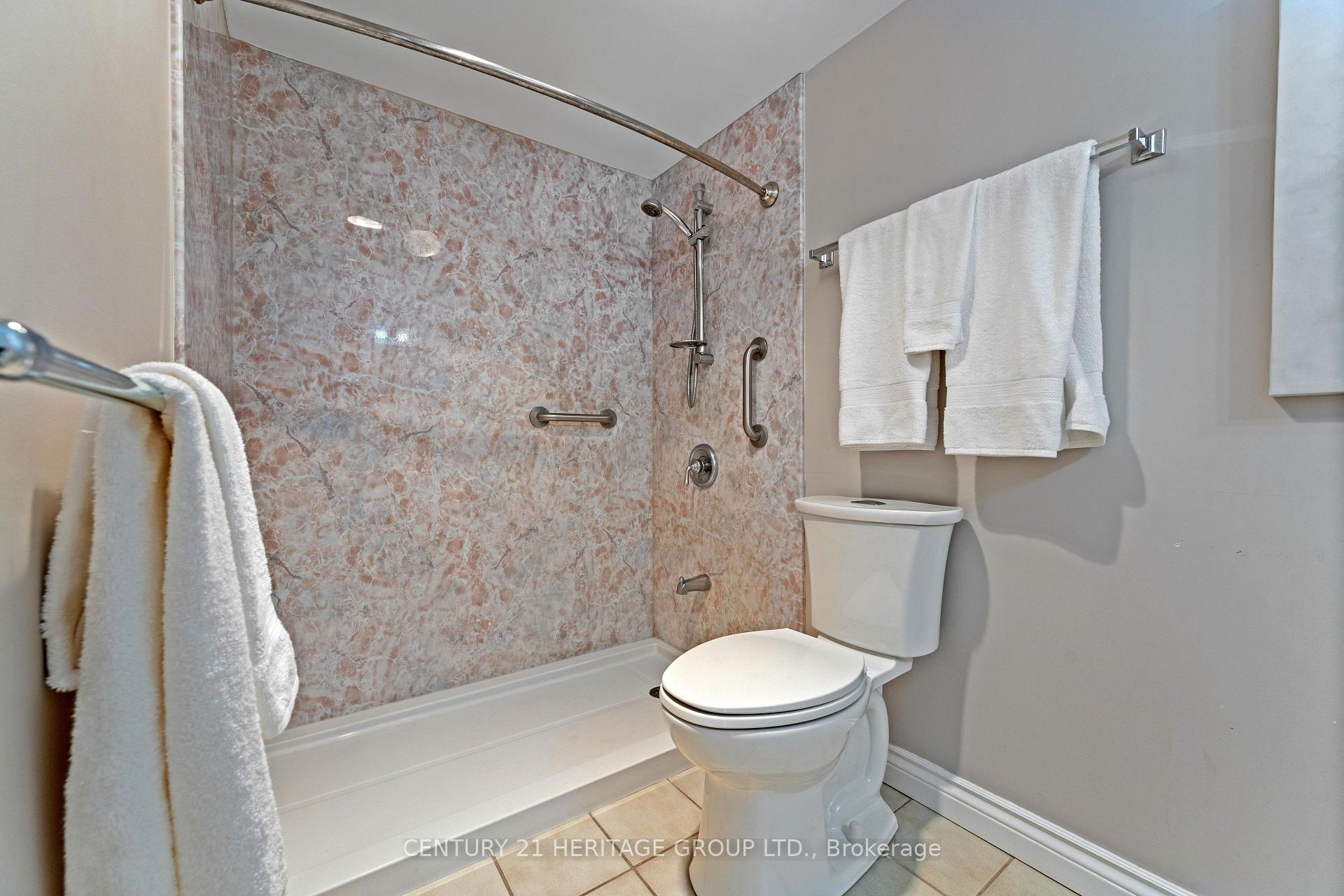 Photo 16 of Unit PH 1, 15390 Yonge Street, Aurora, Aurora Village — HOMEH
