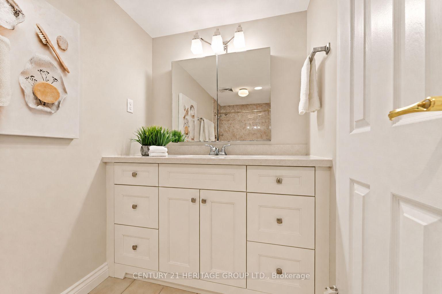 Photo 27 of Unit PH 1, 15390 Yonge Street, Aurora, Aurora Village — HOMEH