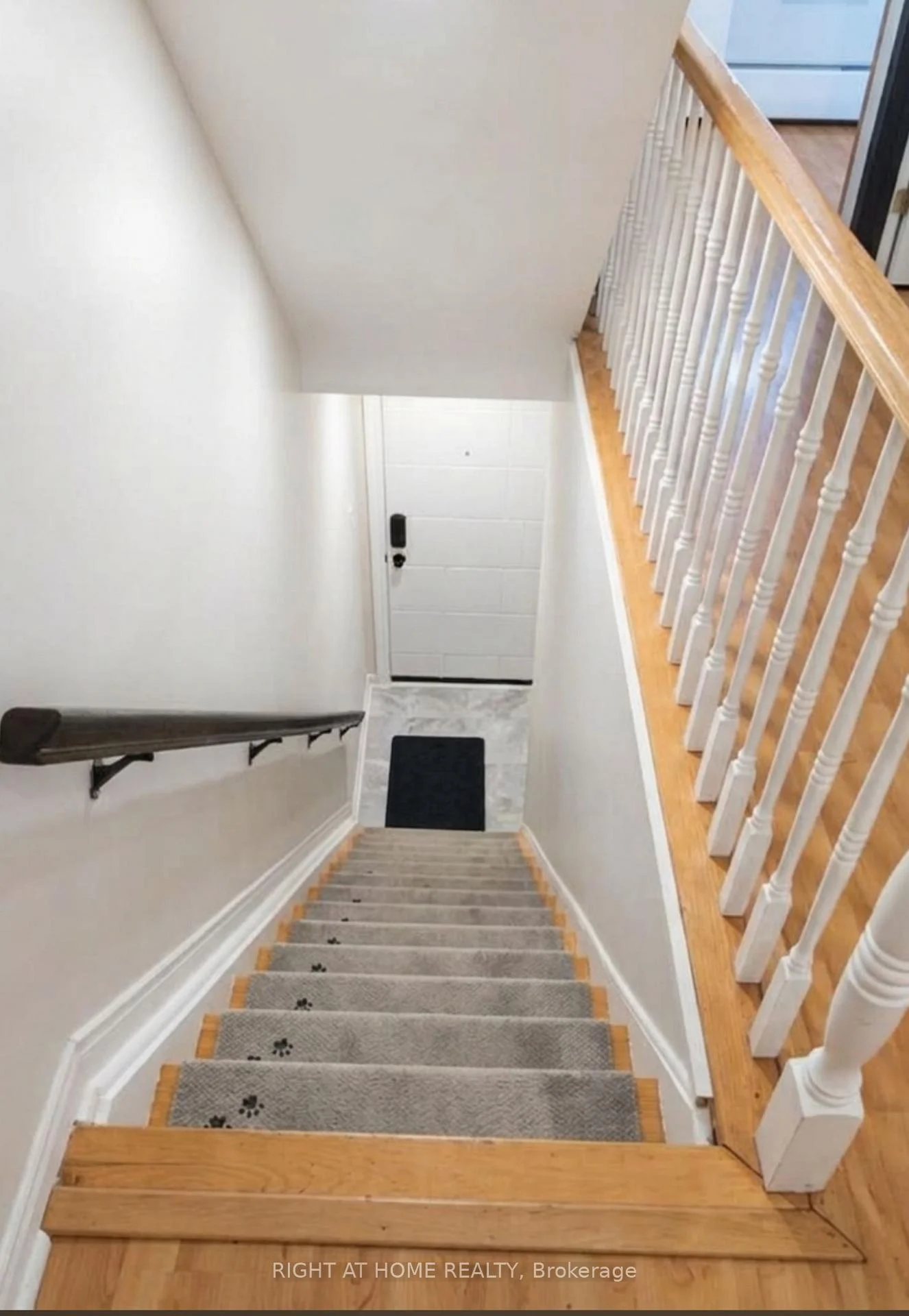 Photo 5 of Unit 6, 2 Columbus Avenue, Ottawa, Overbrook — HOMEH