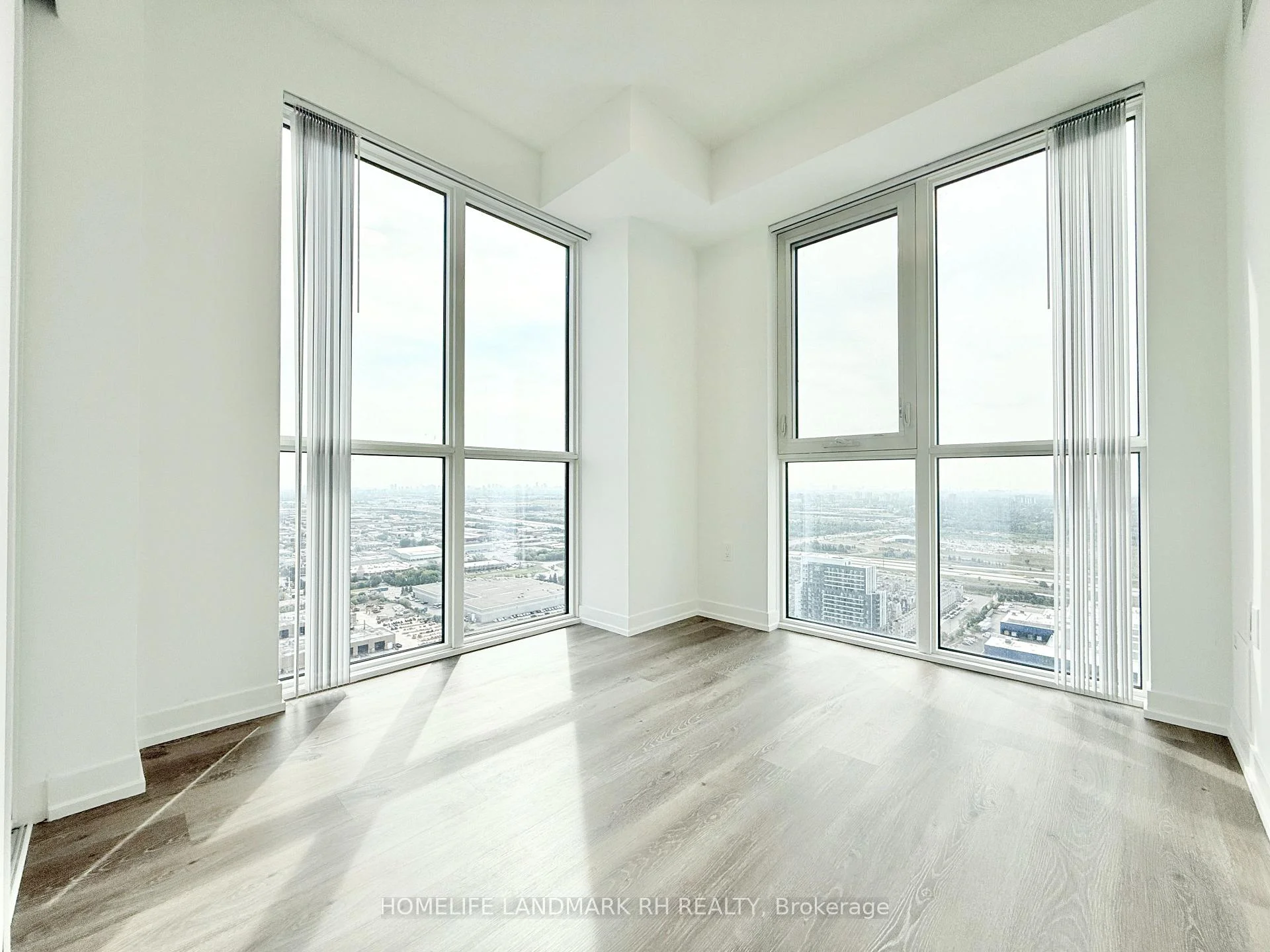 Photo 12 of Unit 4110, 28 Interchange Way, Vaughan, Vaughan Corporate Centre — HOMEH