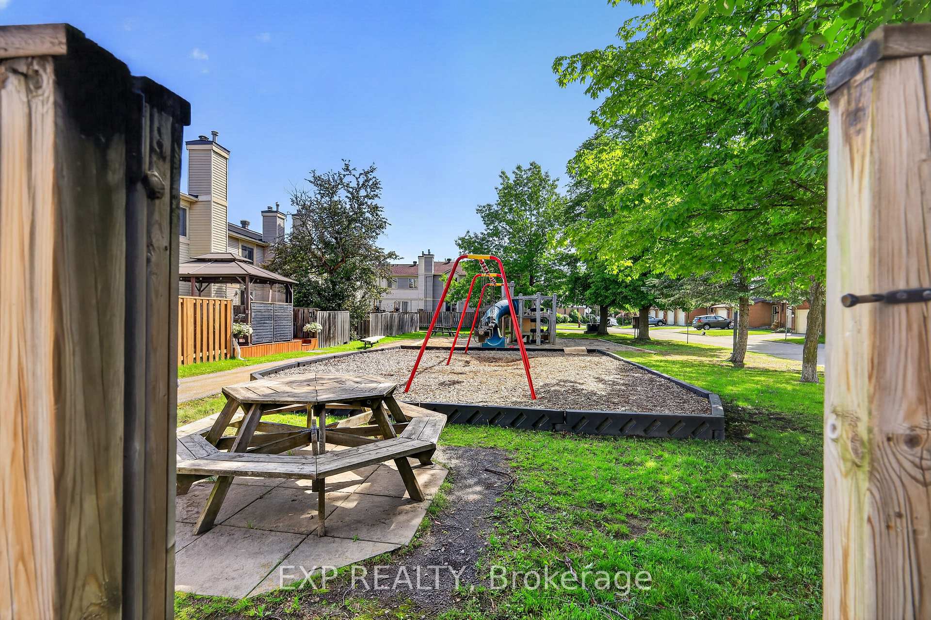 Photo 40 of 1551 Hoskins Crescent, Ottawa, Fallingbrook/Pineridge — HOMEH