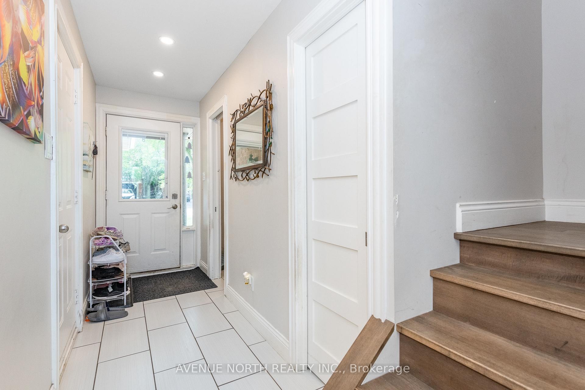 Photo 3 of 501 Lawler Crescent, Ottawa, Chatelaine Village — HOMEH