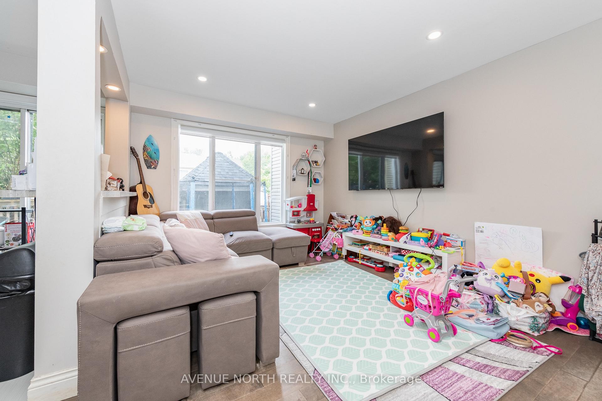 Photo 5 of 501 Lawler Crescent, Ottawa, Chatelaine Village — HOMEH