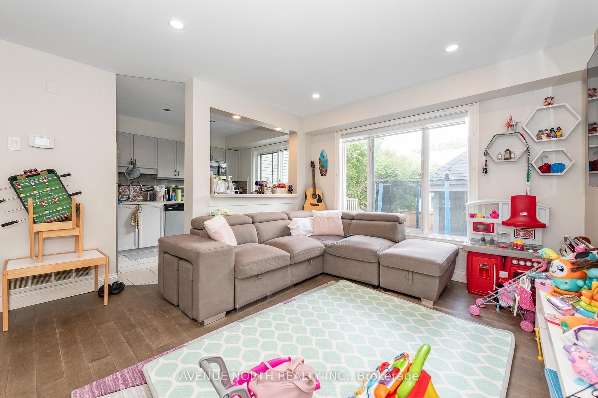 Photo 7 of 501 Lawler Crescent, Ottawa, Chatelaine Village — HOMEH