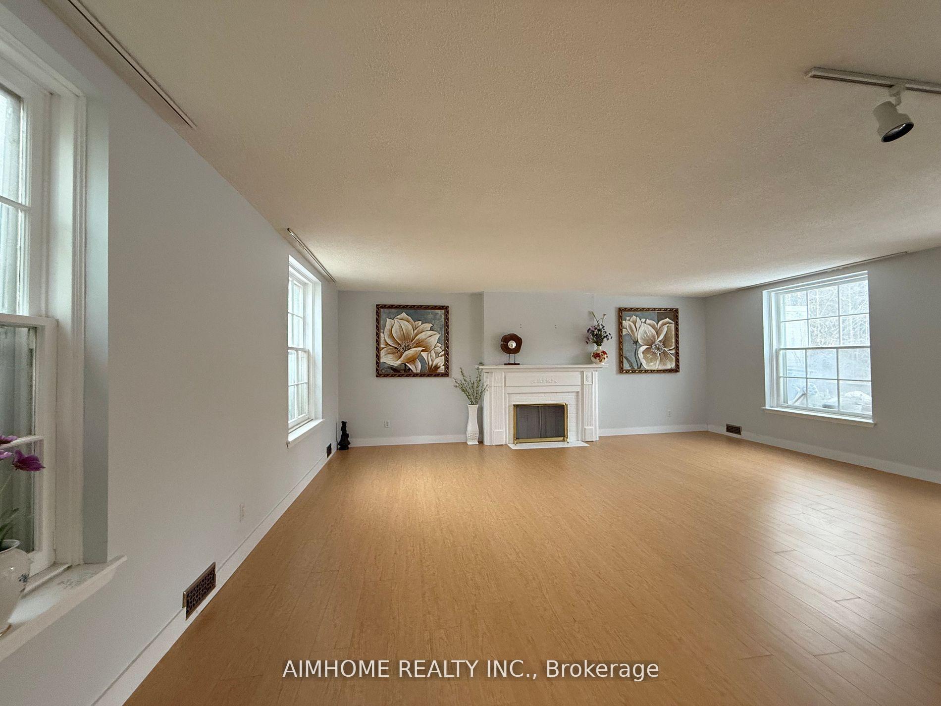Photo 4 of 338 Steeles Avenue E, Markham, Bayview Glen — HOMEH