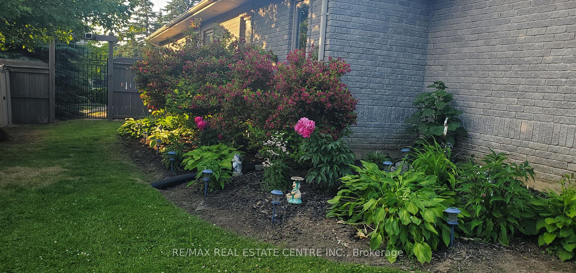 Photo 8 of 2 Irongate Drive, Brant, Paris — HOMEH