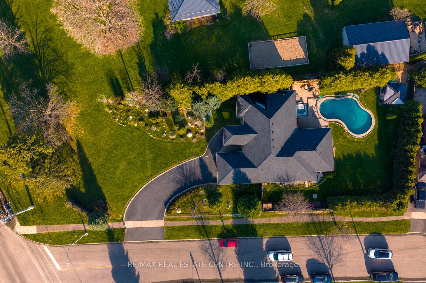 Photo 10 of 2 Irongate Drive, Brant, Paris — HOMEH