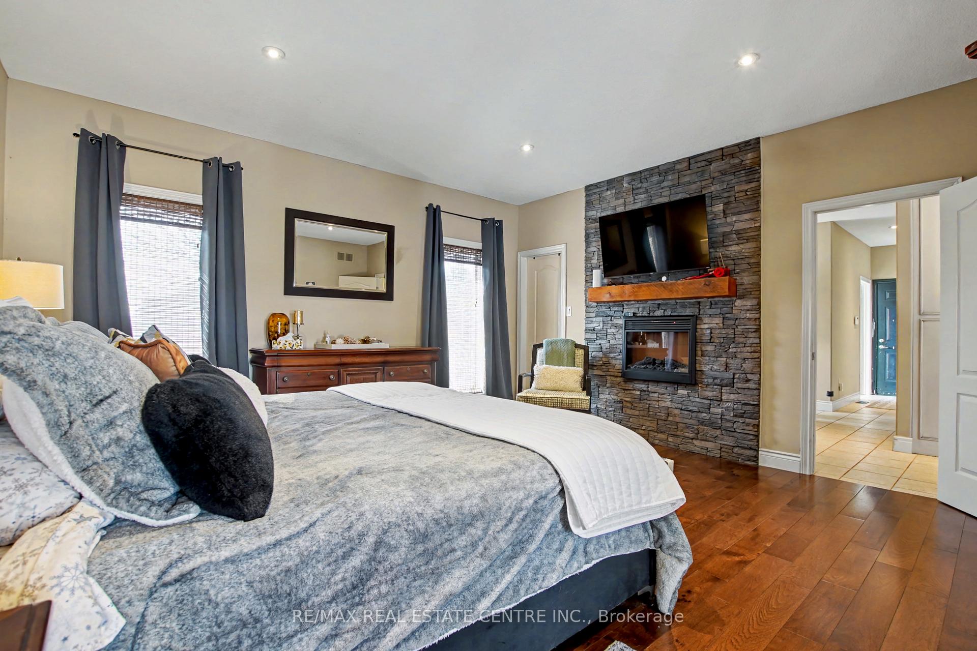 Photo 20 of 2 Irongate Drive, Brant, Paris — HOMEH