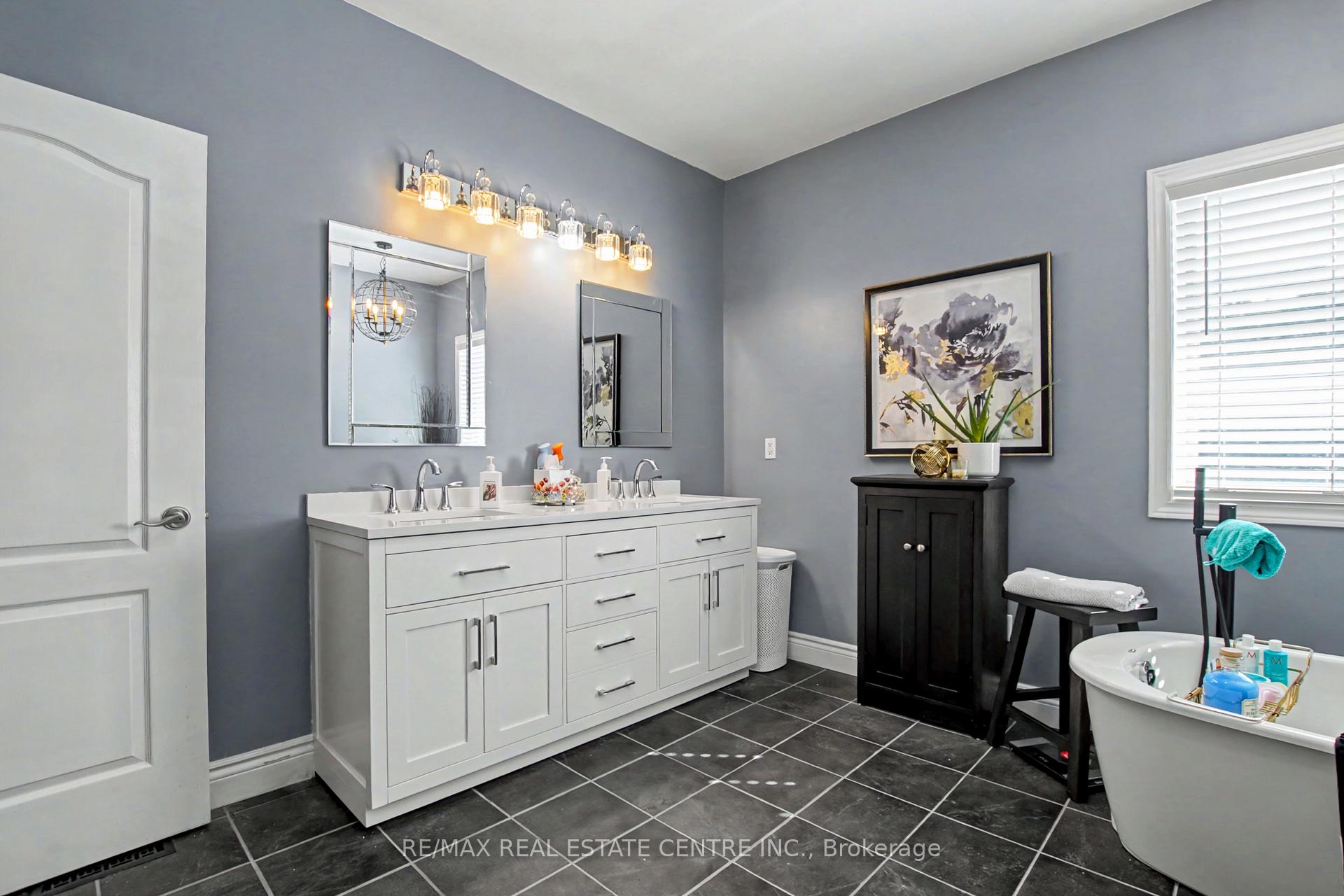 Photo 22 of 2 Irongate Drive, Brant, Paris — HOMEH