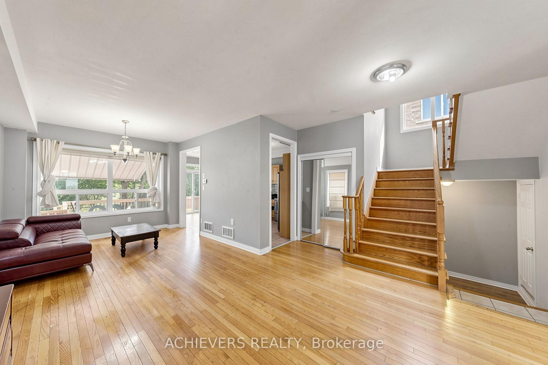 Photo 5 of 517 Navigator Drive, Mississauga, Meadowvale Village — HOMEH