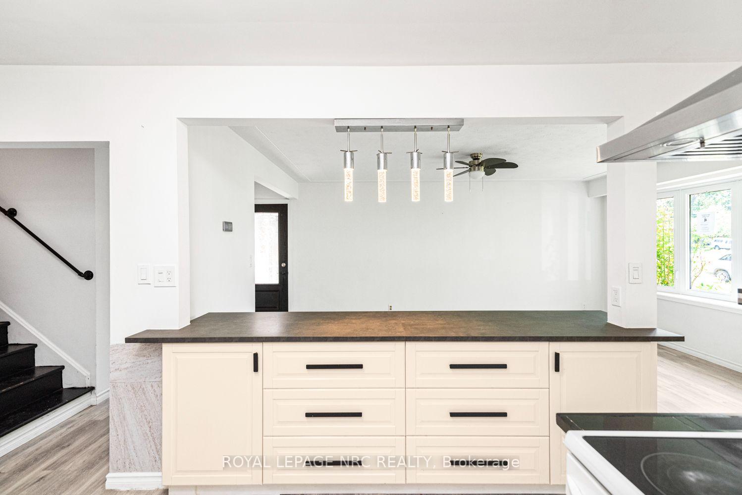 Photo 15 of 100 Mountain Avenue N, Hamilton, Stoney Creek — HOMEH