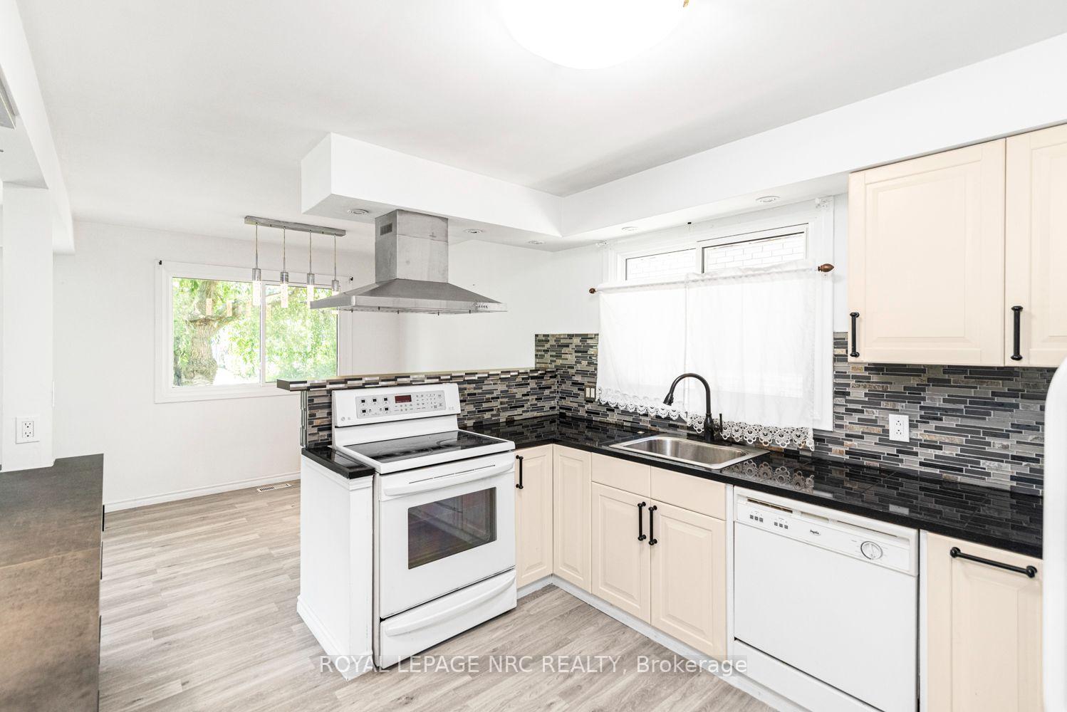 Photo 16 of 100 Mountain Avenue N, Hamilton, Stoney Creek — HOMEH