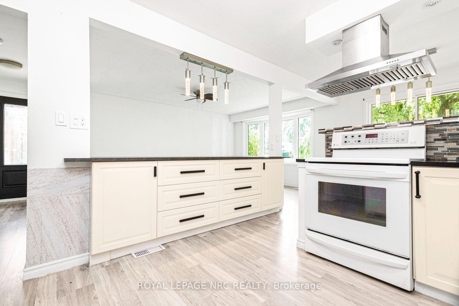 Photo 17 of 100 Mountain Avenue N, Hamilton, Stoney Creek — HOMEH