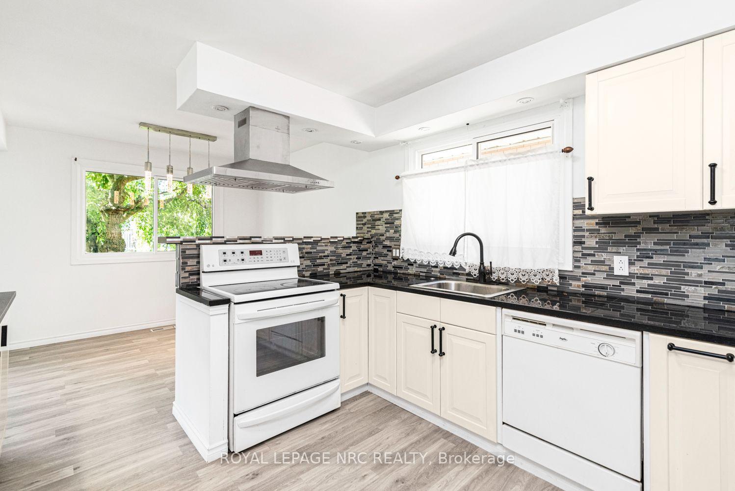 Photo 18 of 100 Mountain Avenue N, Hamilton, Stoney Creek — HOMEH