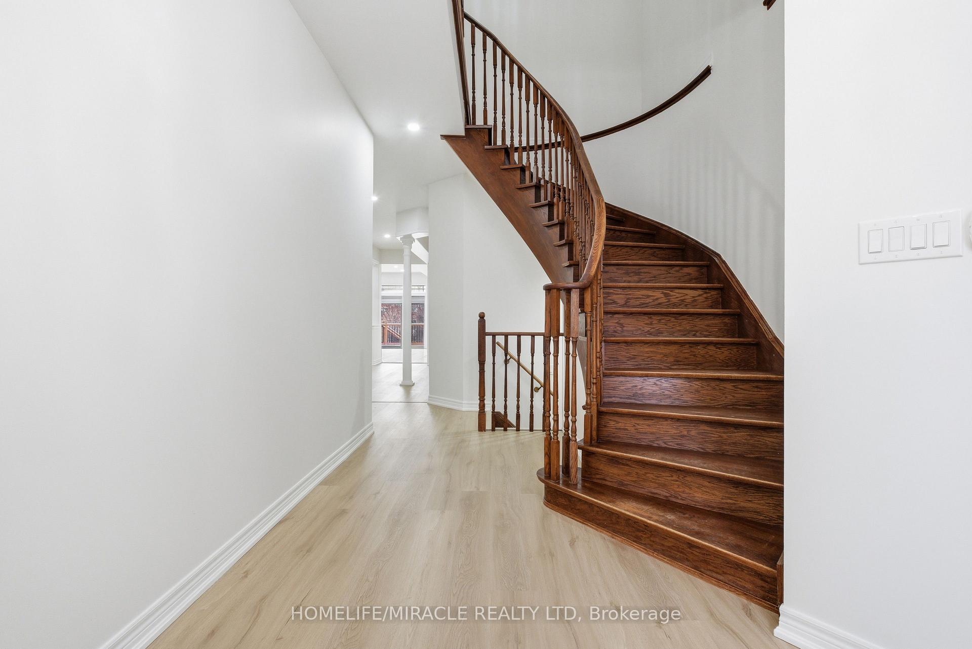 Photo 3 of 71 Skyvalley Drive, Brampton, Bram East — HOMEH