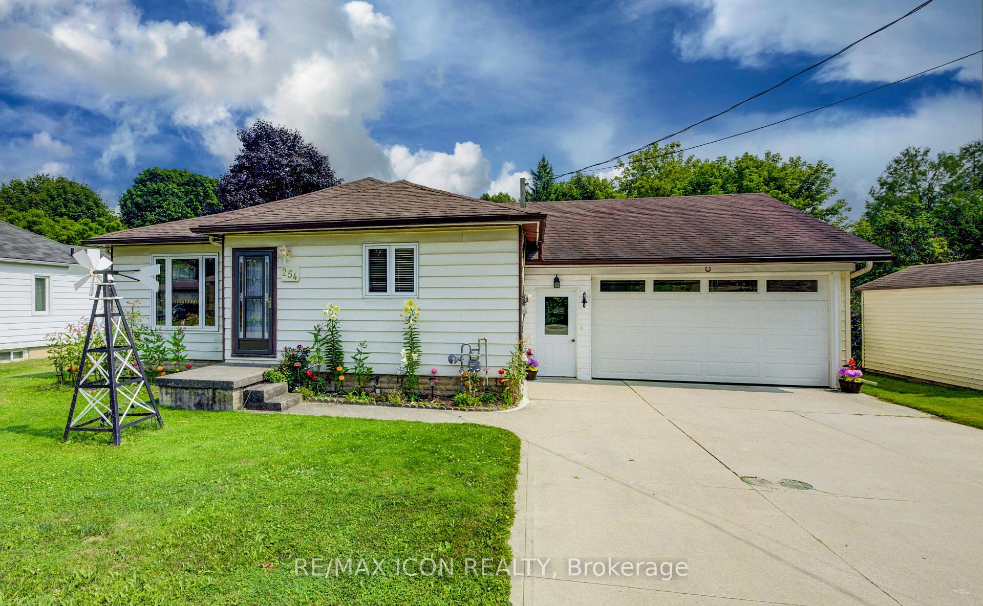 Photo of 254 Wellington Street W