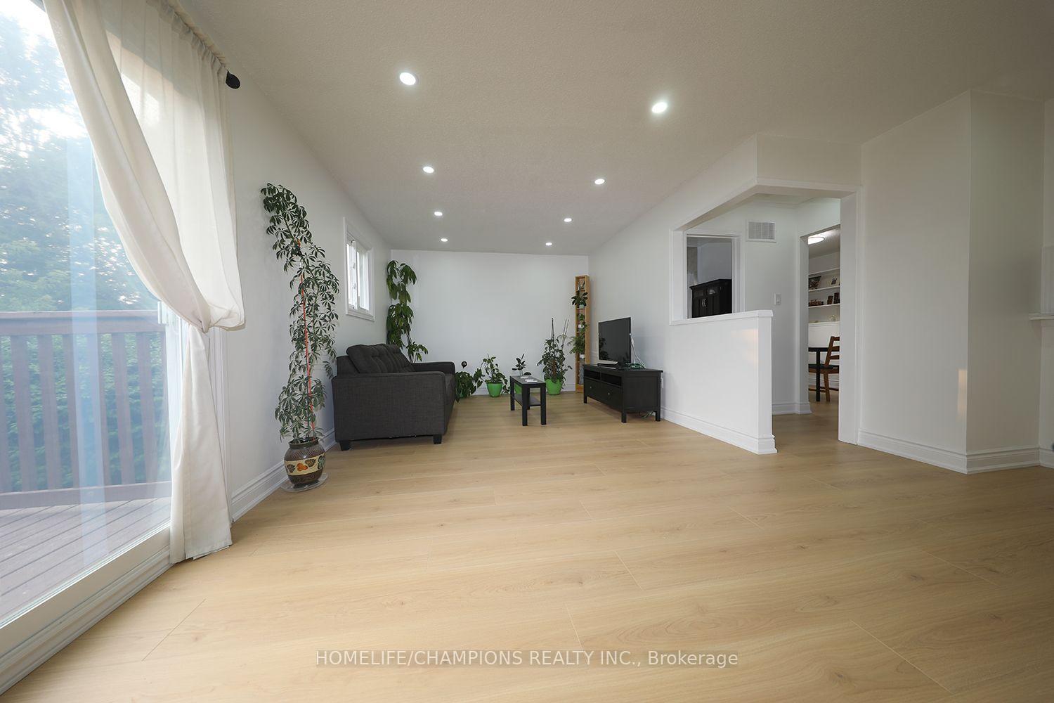 Photo 3 of 1428 Outlet Drive, Oshawa, Lakeview — HOMEH